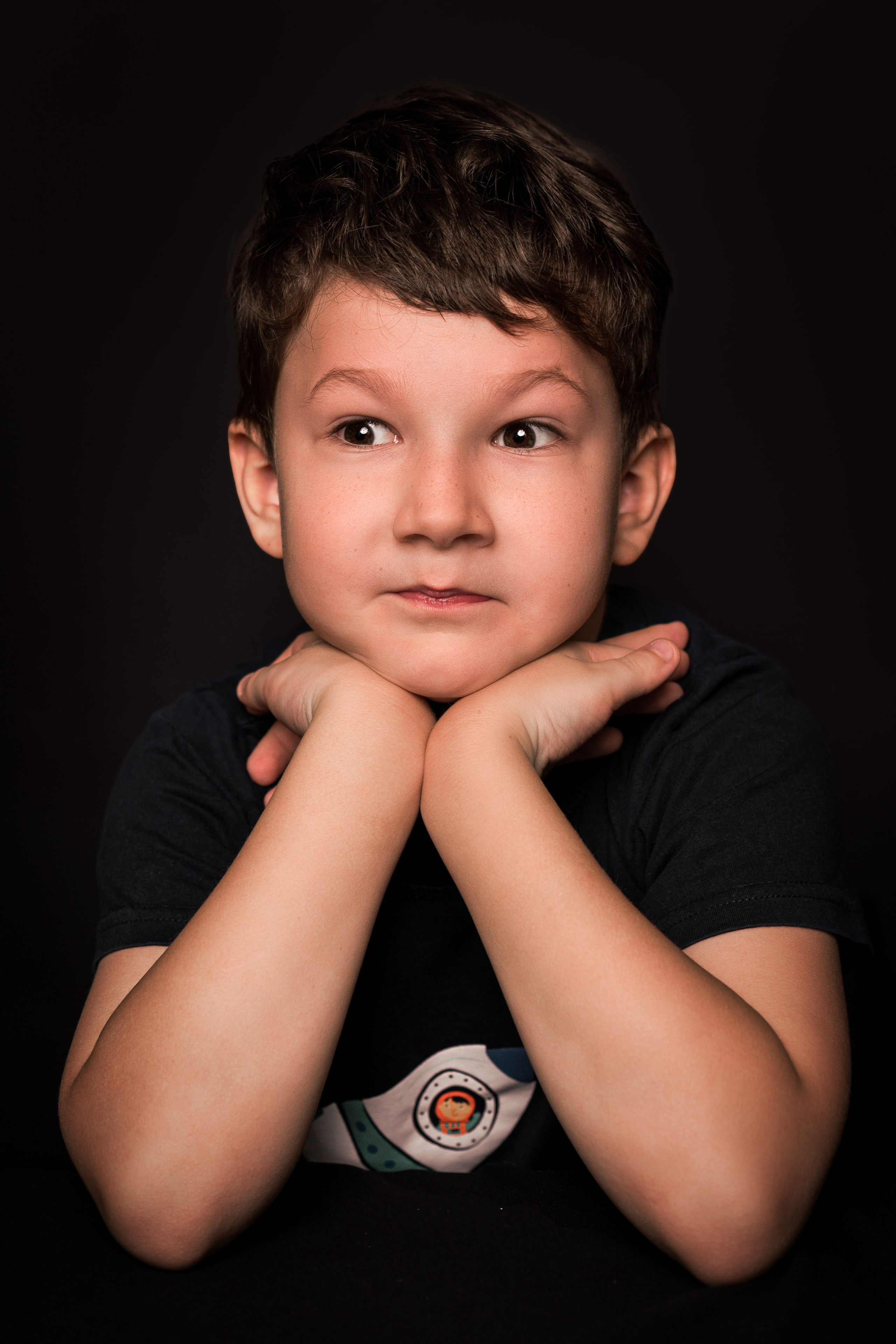Детский сад, портреты на чёрном фоне. Фотограф Шунова Саша