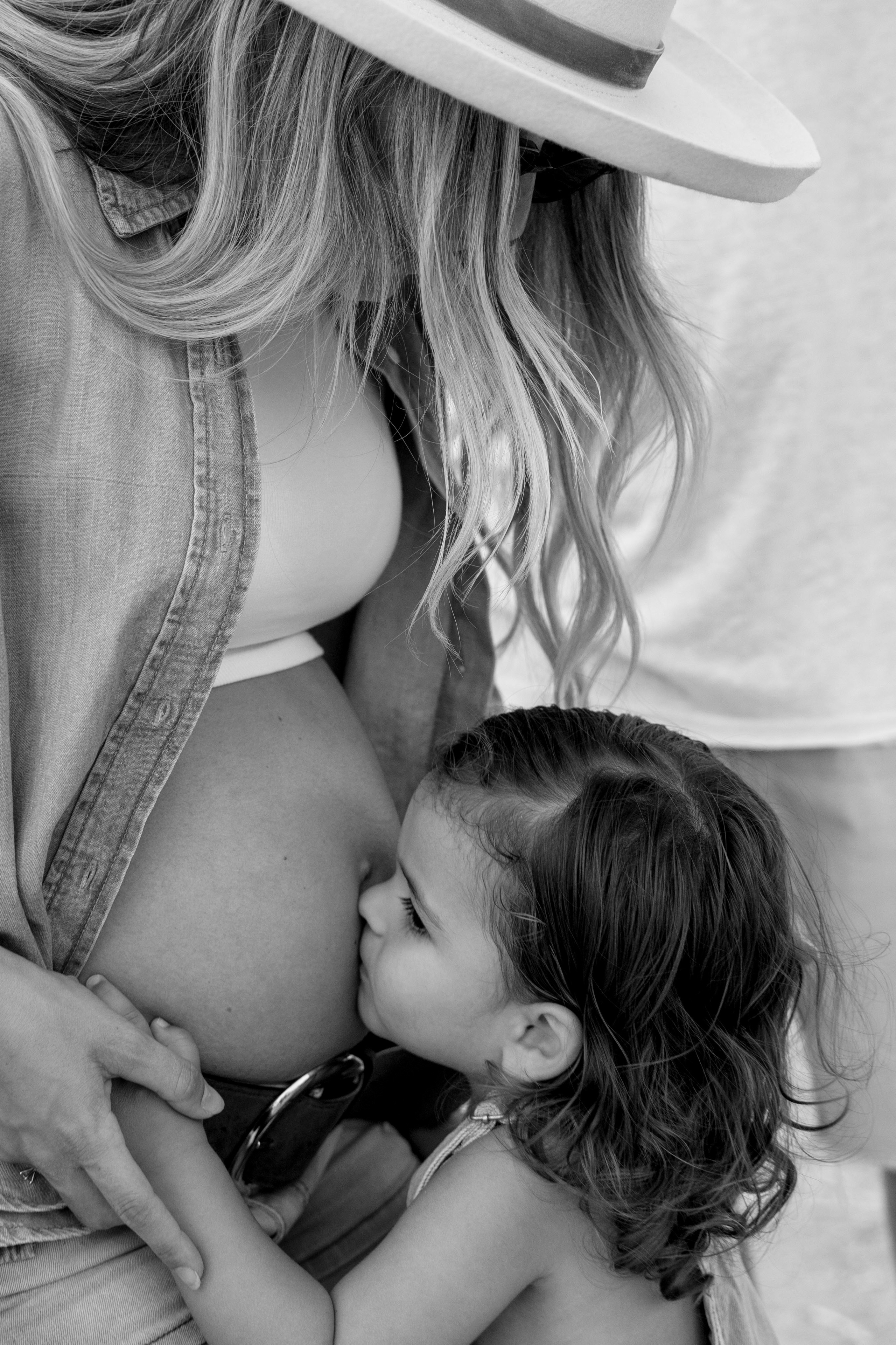 Pregnancy photoshoot at the horse farm. Главная