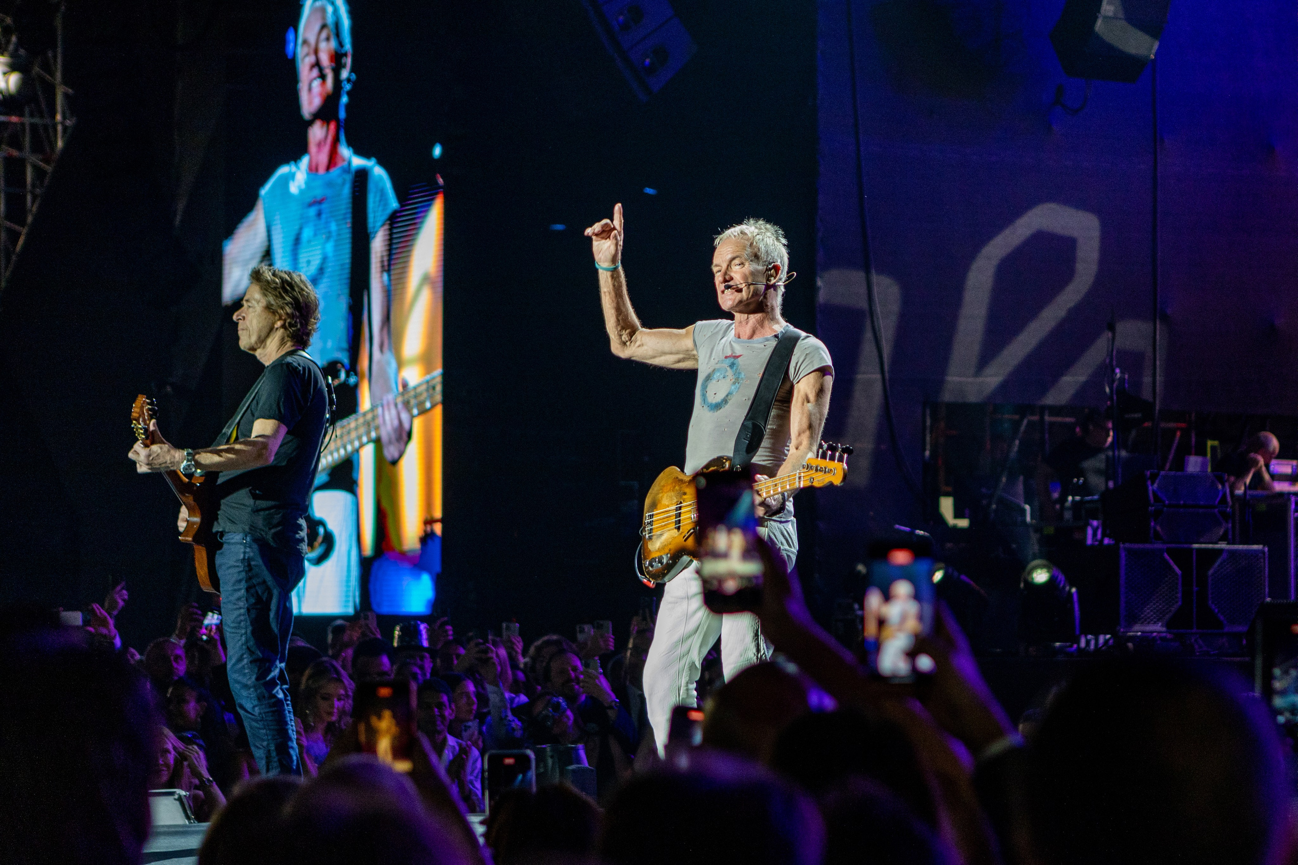 Стинг с гитарой на концерте в Дубай