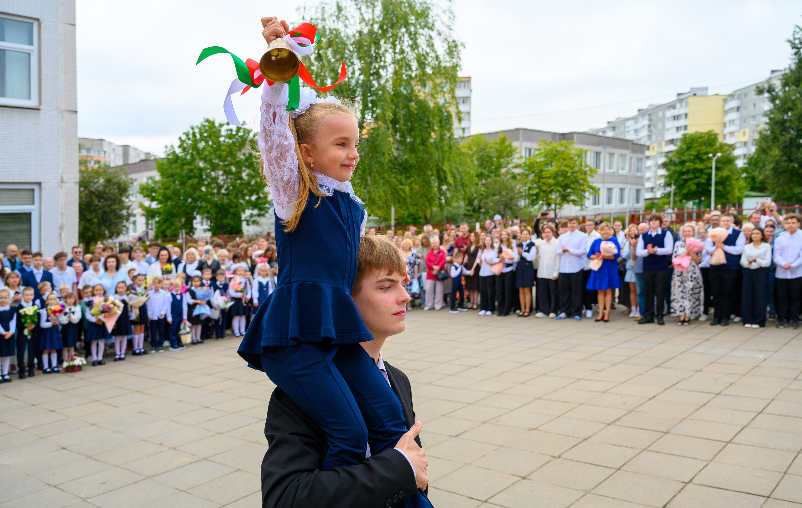 Вот звучит первый звонок, перед этим долгое приготовление к новому этапу в жизни, Яромир идет в школу. Фотоуслуги, услуги фотографа, фотографирование важных событий