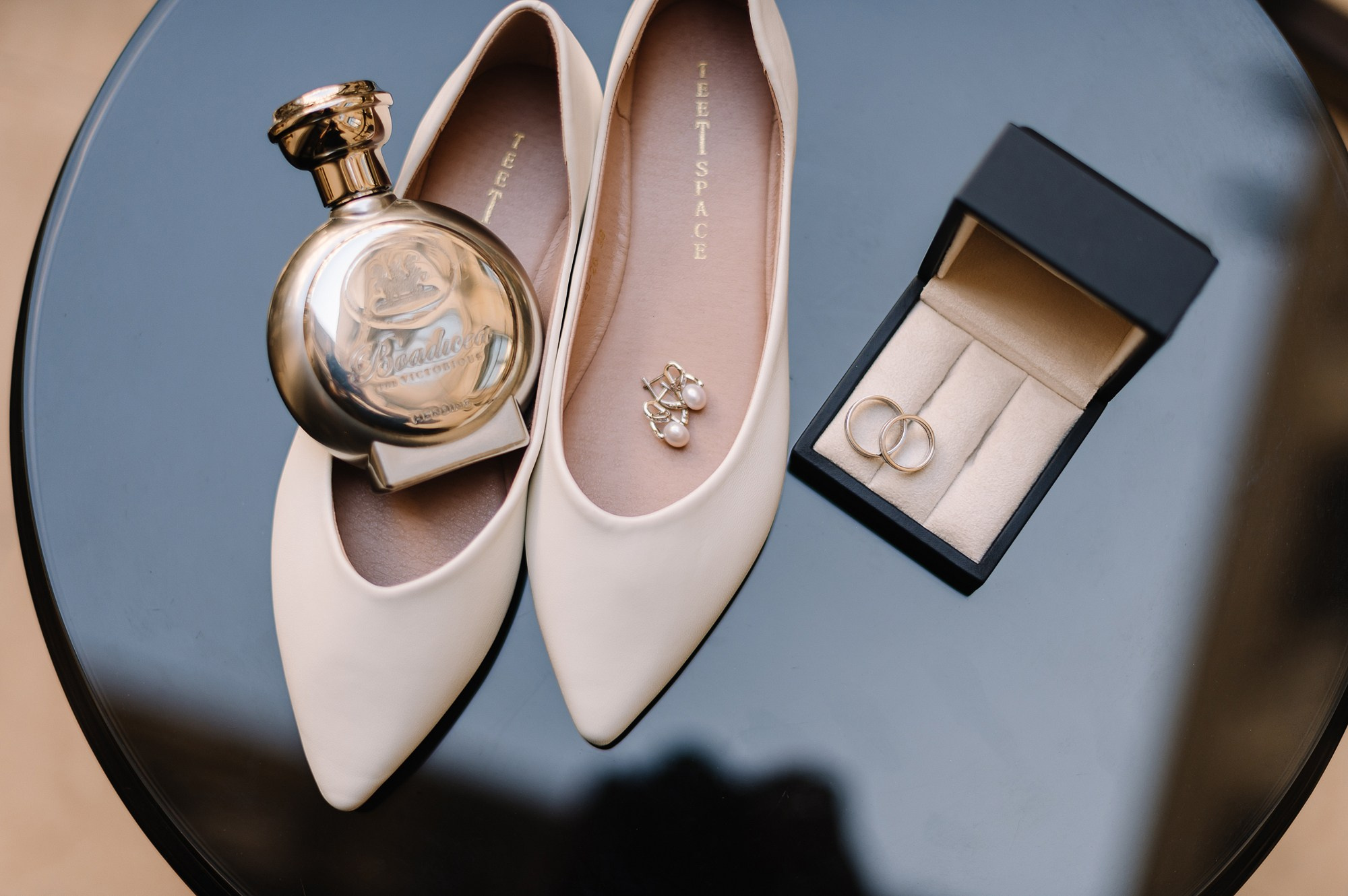 Свадебные детали, парфюм и кольца.