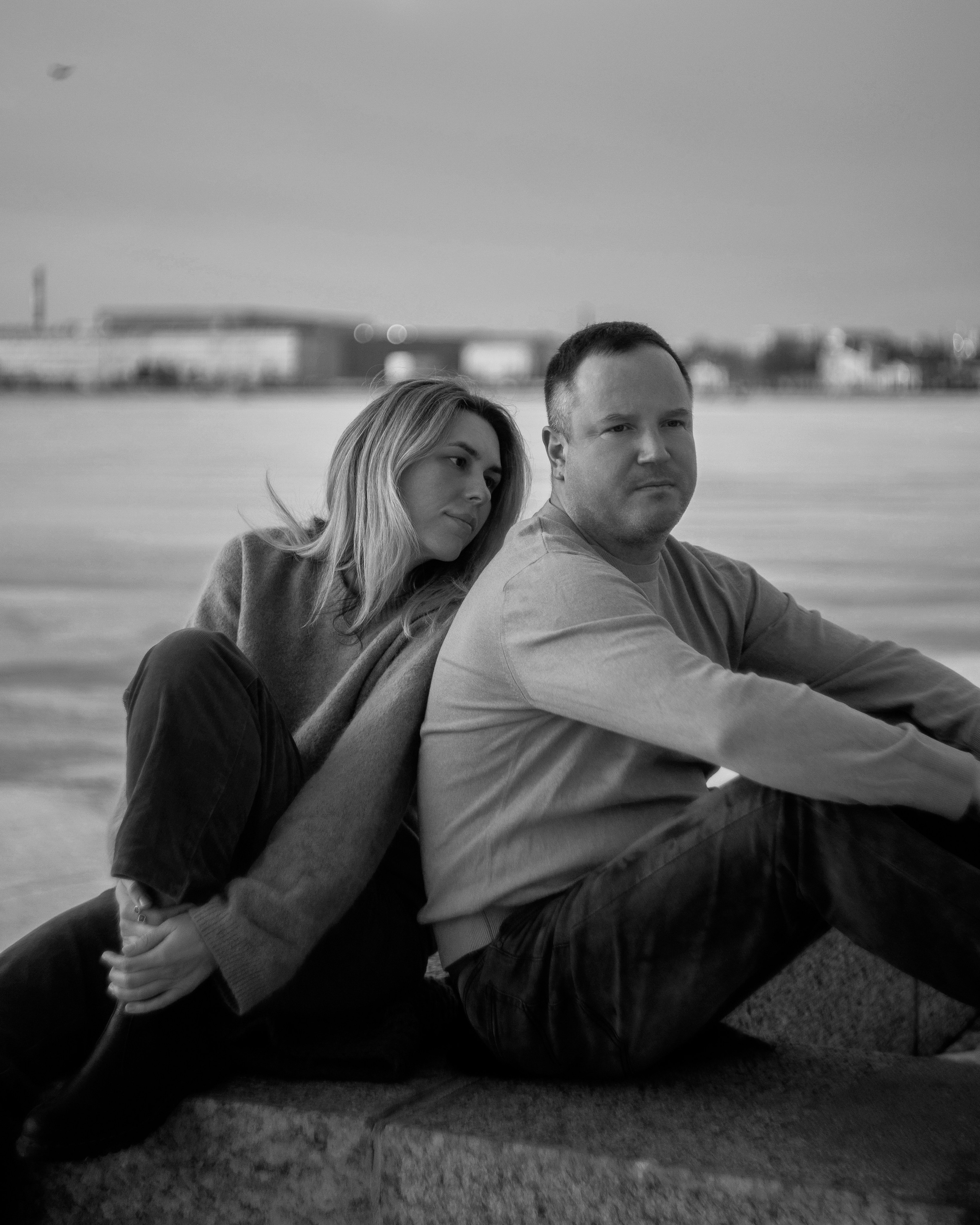 Черно-белая фотосессия пары на набережной, художественная love story съемка в авторском стиле для тех, кто ищет небанальные кадры о любви