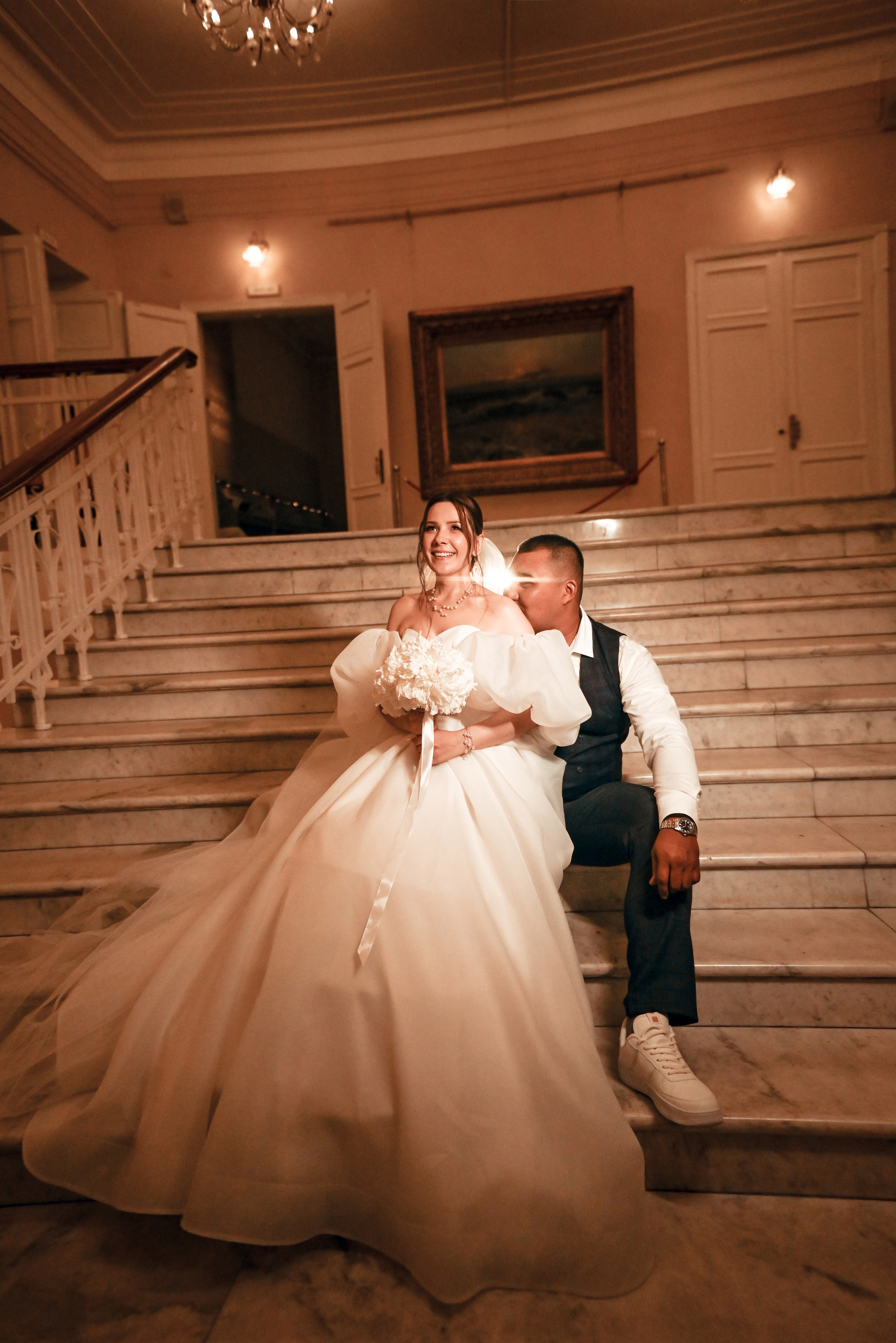 Небольшая свадебная серия в музее и прогулкой под дождем Эльмиры и Ризата. Свадебный, семейный, детский, контент фотограф в Омске Максим Ильин