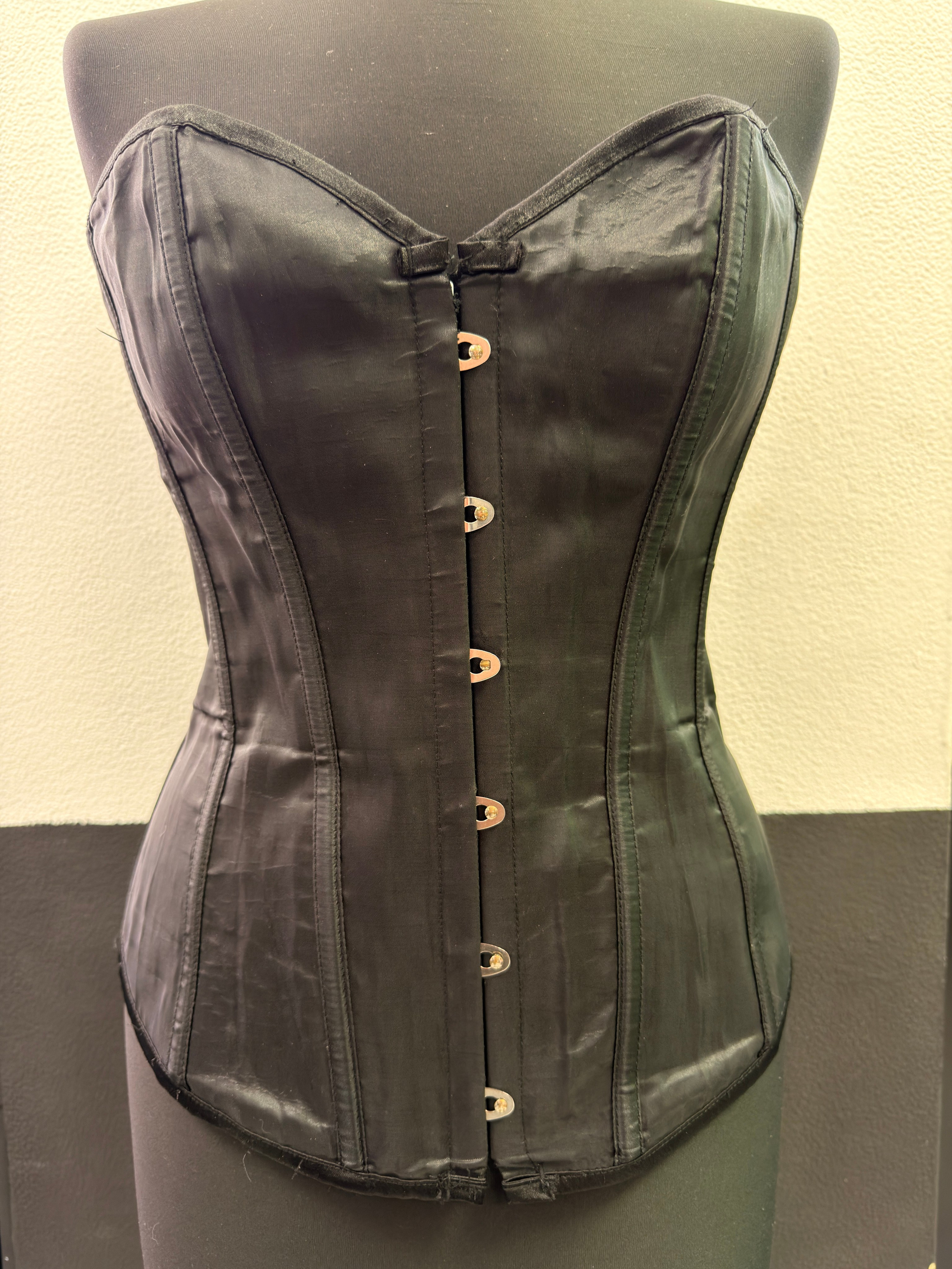 Корсеты в аренду. Аренда костюмов, платьев и реквизита для фотосессий на Камчатке