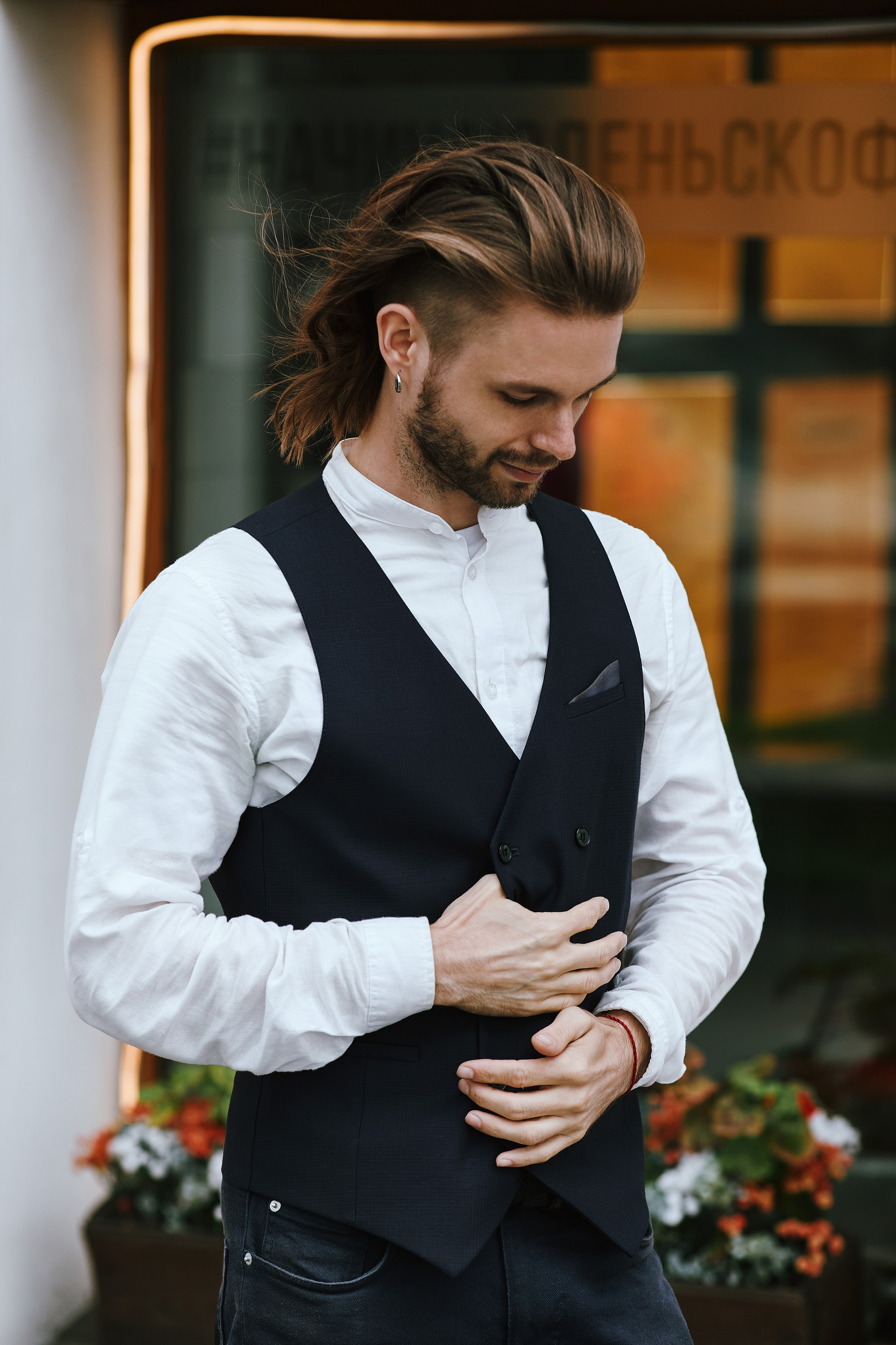 Мужская фотосессия во Владивостоке на фоне окна кафе