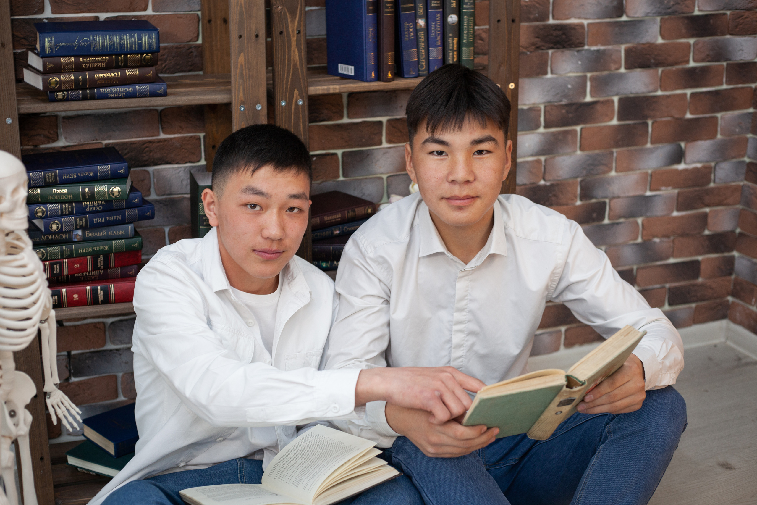 Школьники в студии. Фотограф Бурятия. Печать фотокниг