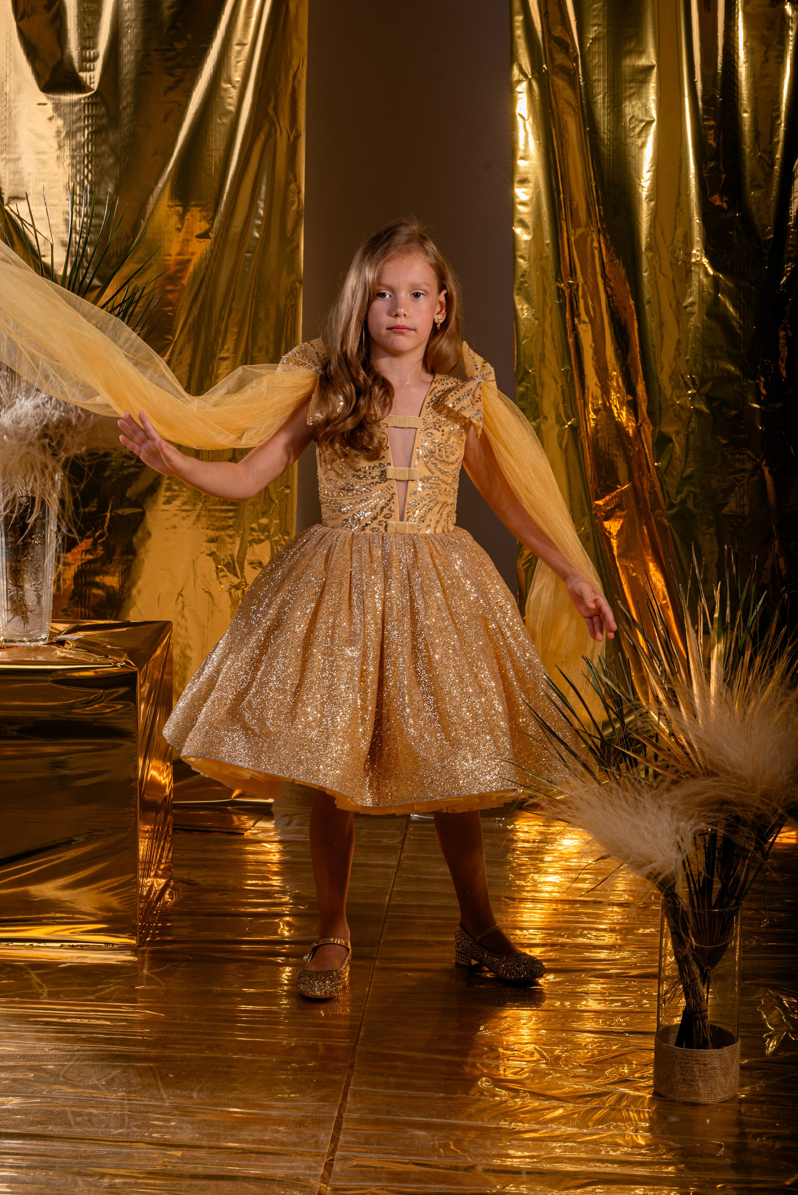 Детская профессиональная фотосессия под ключ, фотосессия в золоте. Детский студийный фотограф Сочи