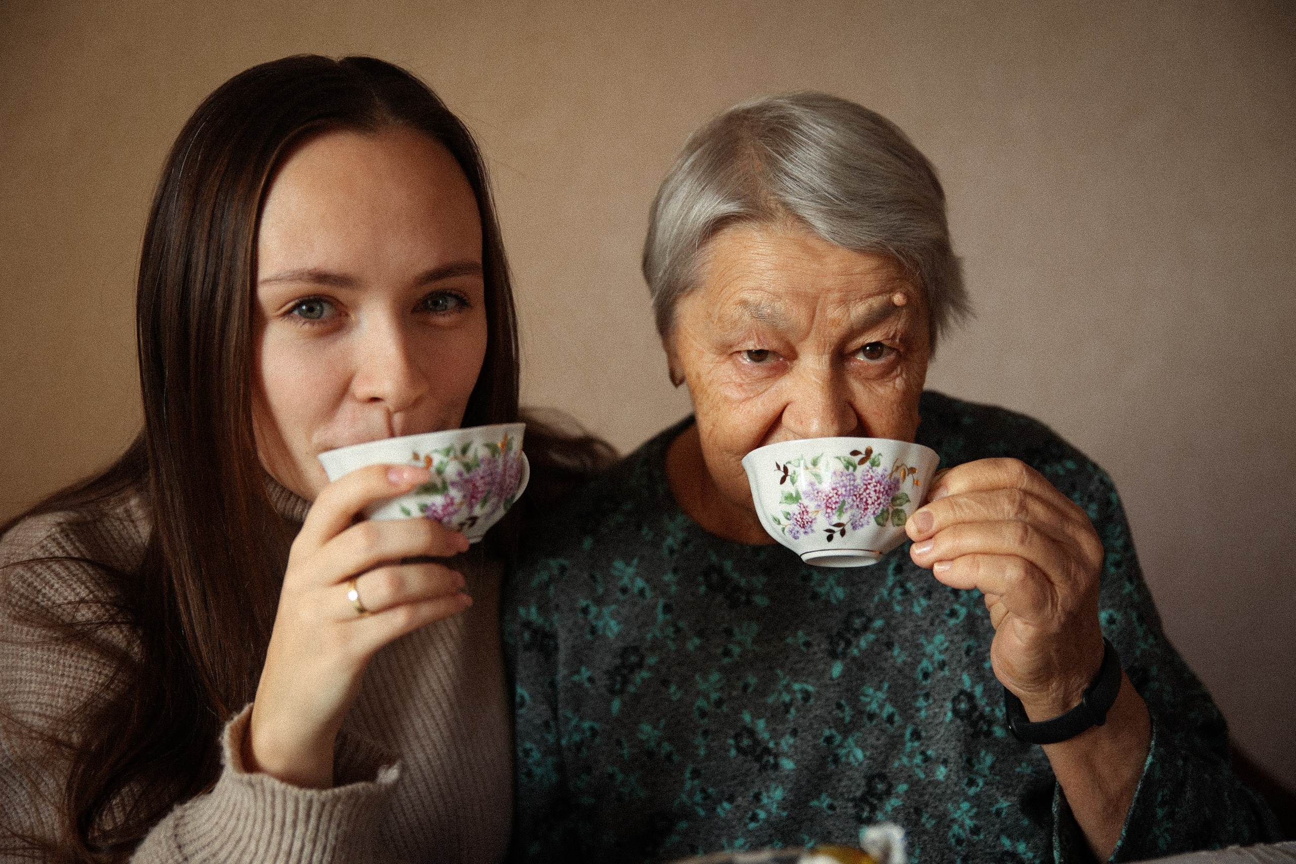 Семейная фотосессия домашняя фотосессия бабушка в гостях у бабушки. Фотограф Владимир Москва