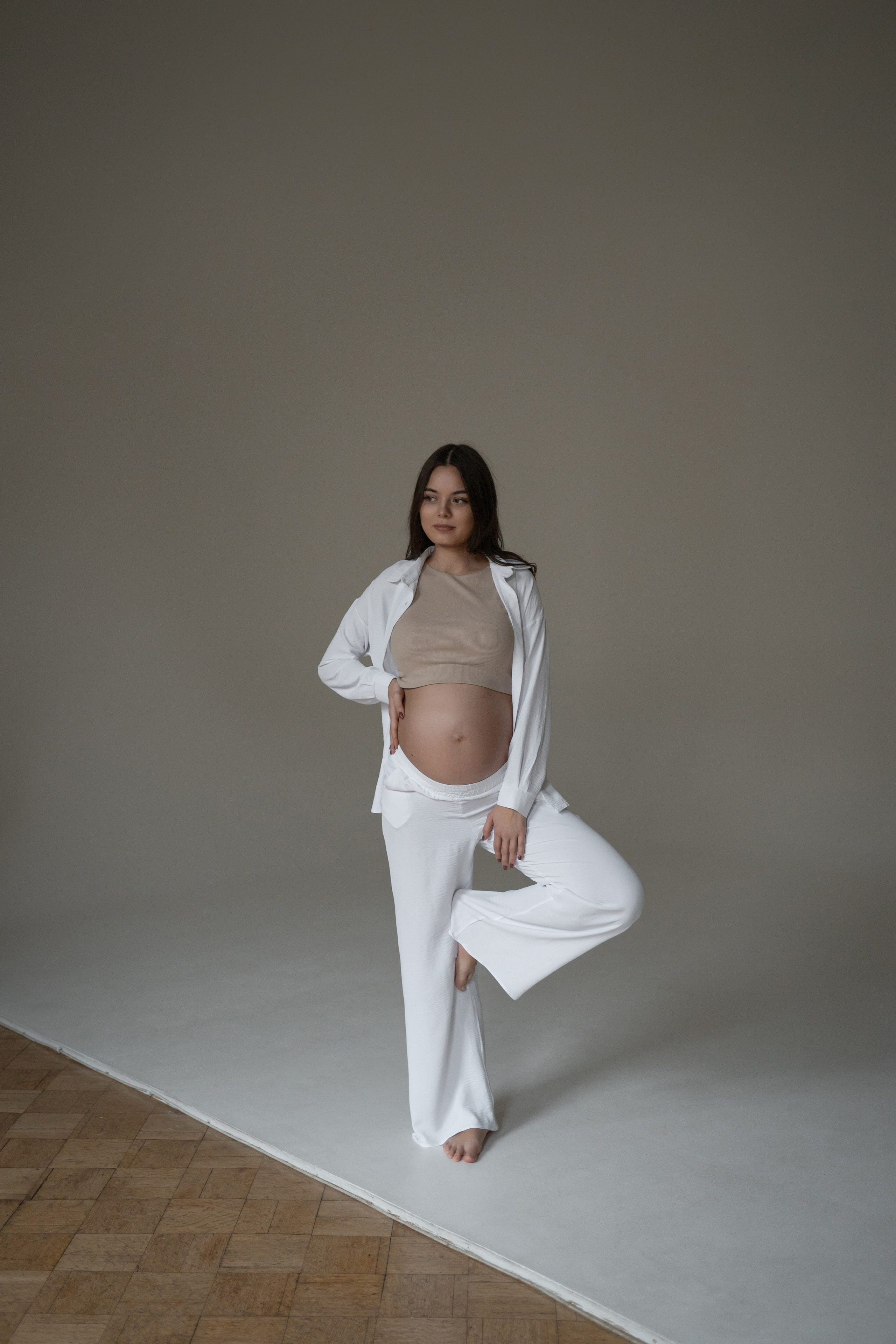 фотосессия беременности в фотостудии на белом фоне циклораме