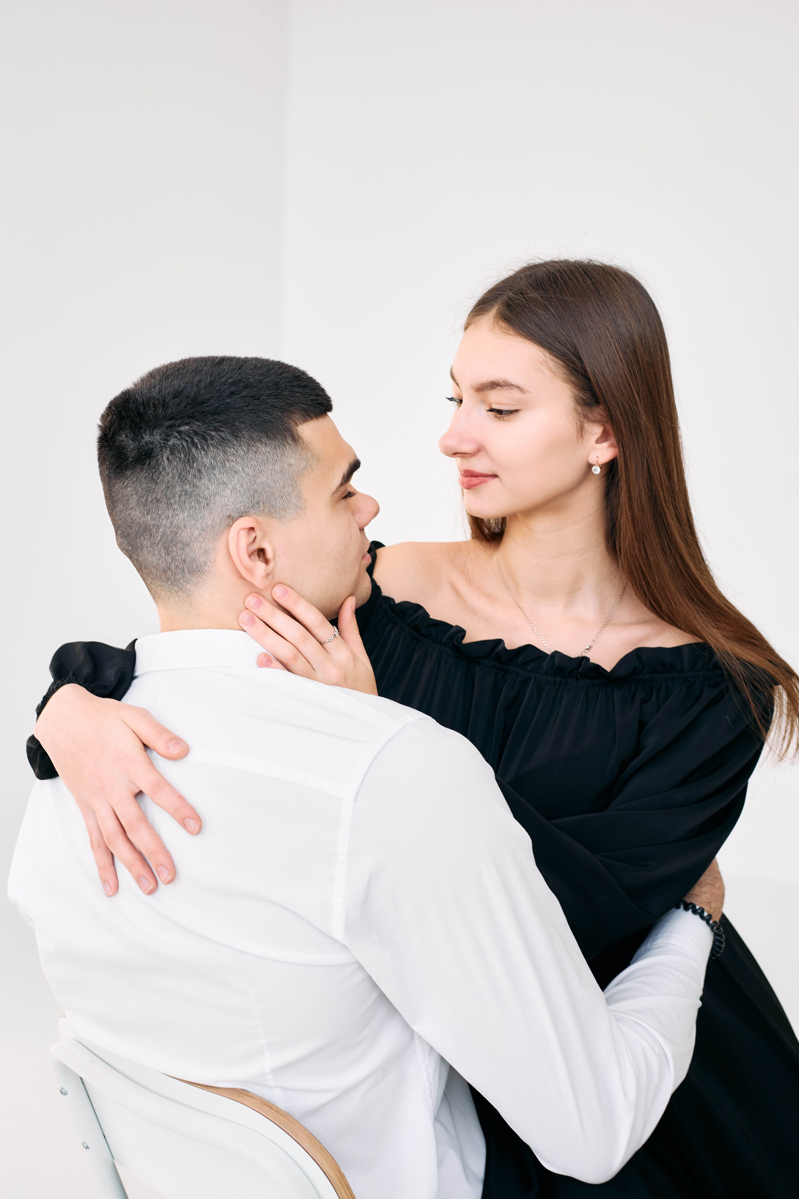 Love Story Максима и Вики на белой циклораме. Профессиональный фотограф Максим Романов в городе Хабаровске