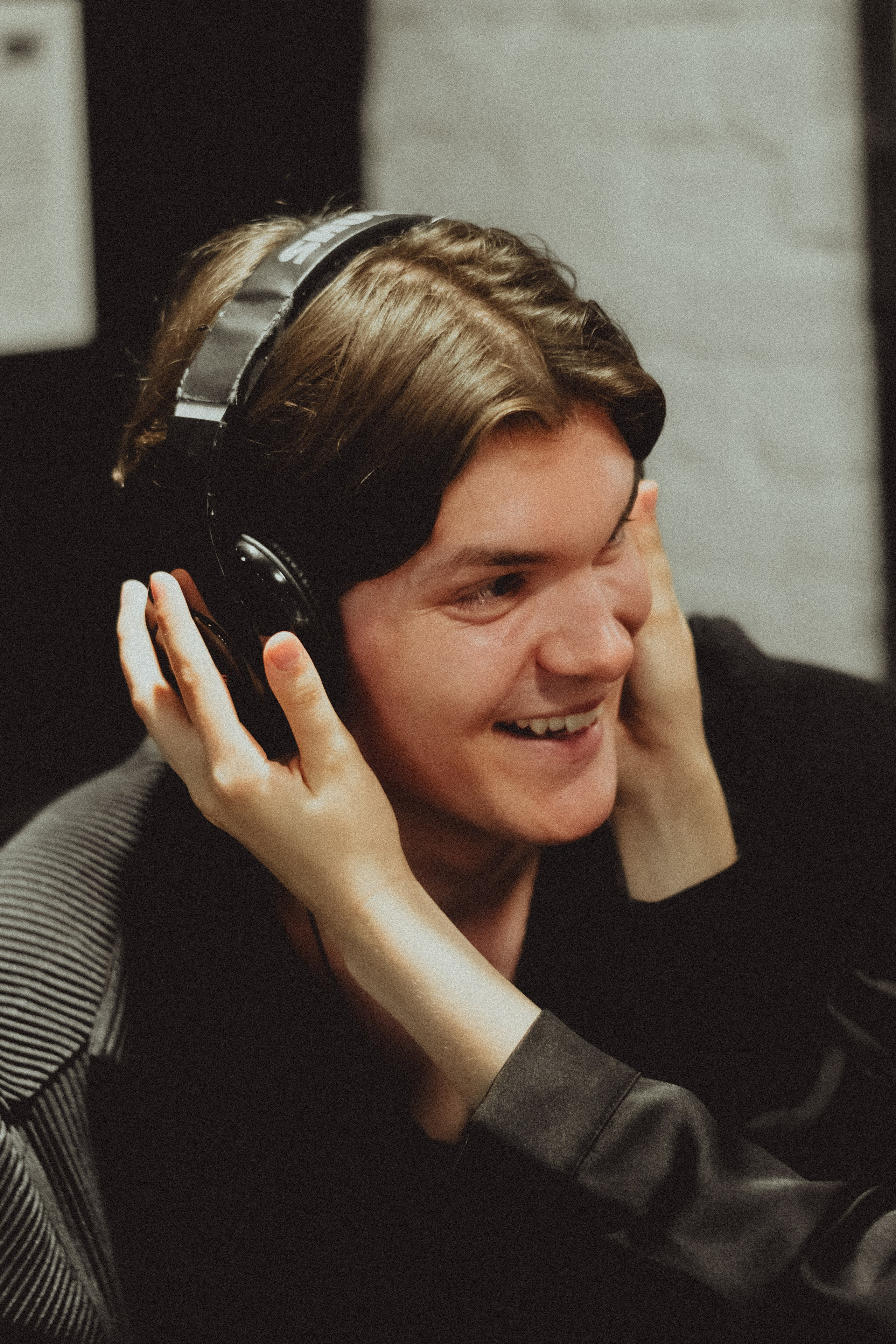 Парная ретро фотосессия в магазине с виниловыми пластинками