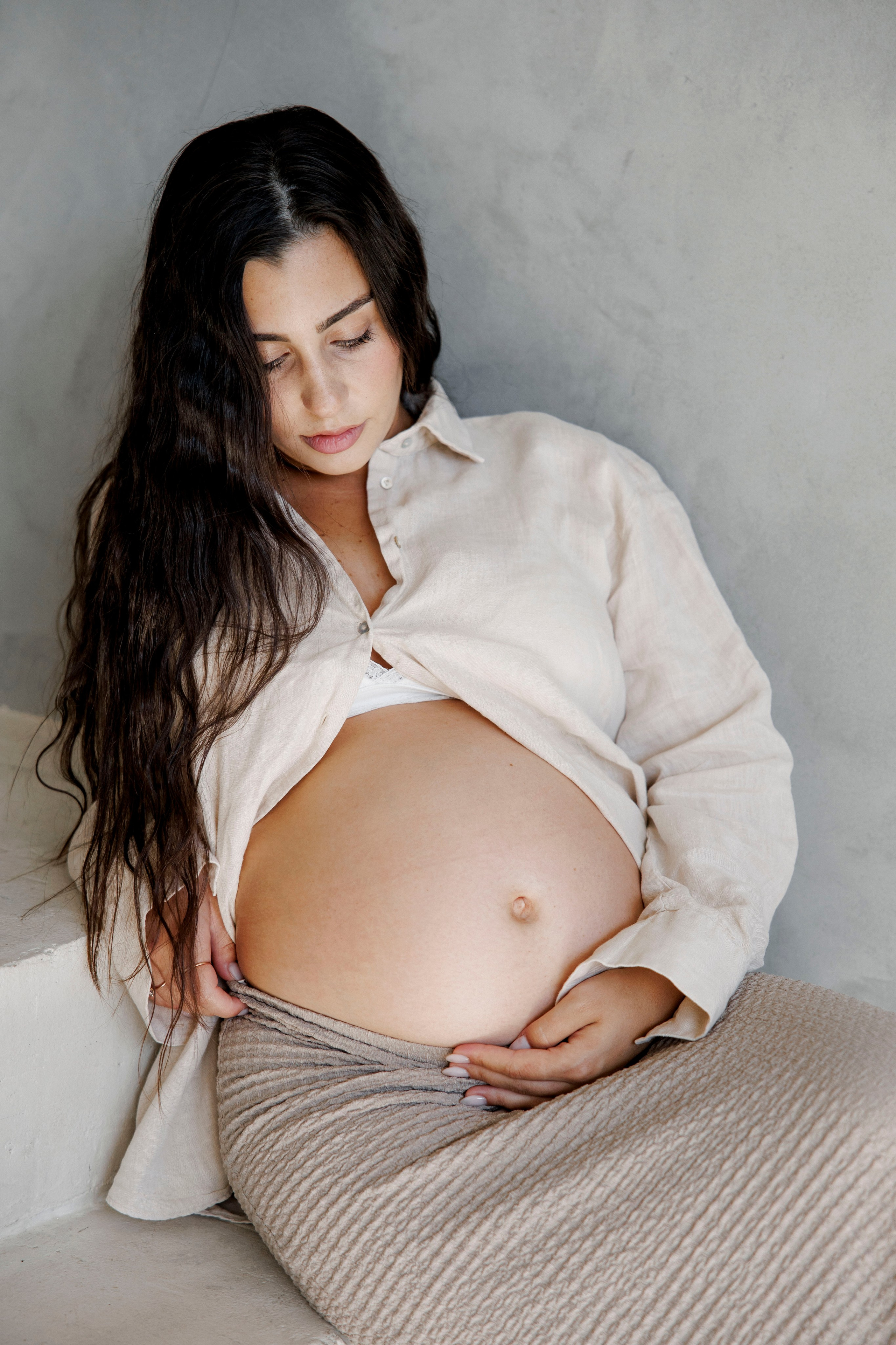 Pregnancy photoshoot inside the Grey Studio. Главная