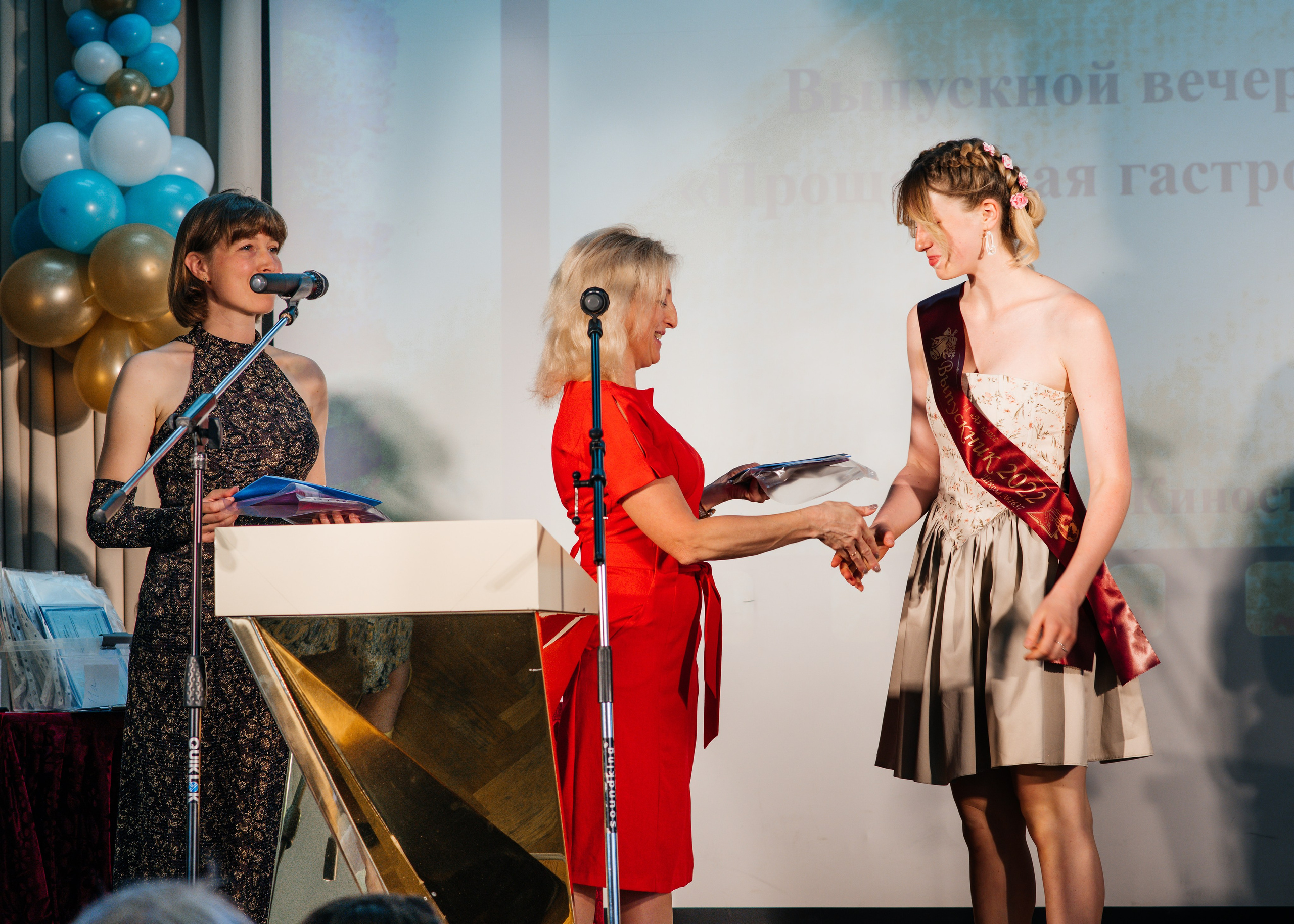 Вручение аттестатов. Выпускные альбомы в Подольске Москве и МО