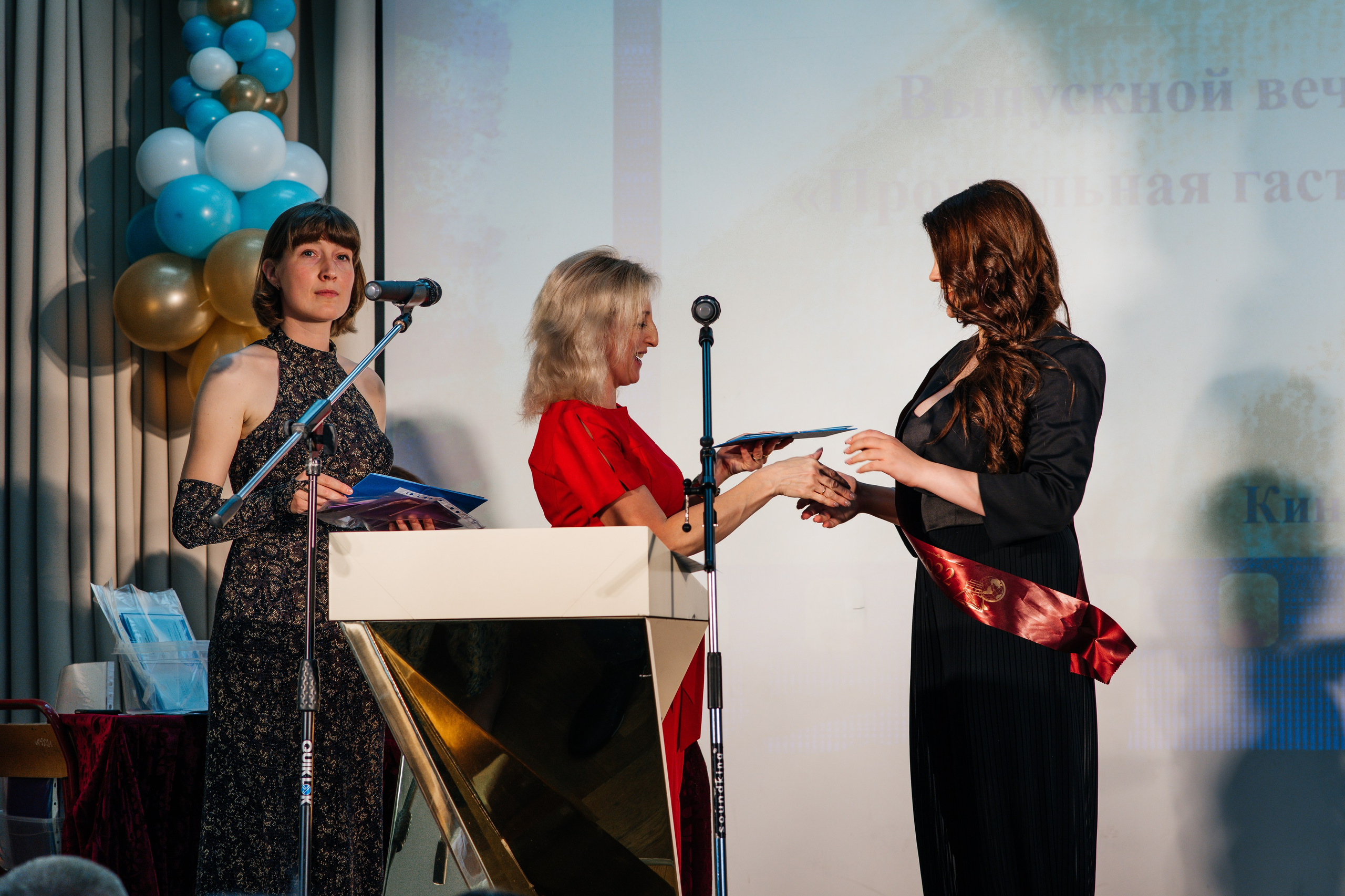 Вручение аттестатов. Выпускные альбомы в Подольске Москве и МО