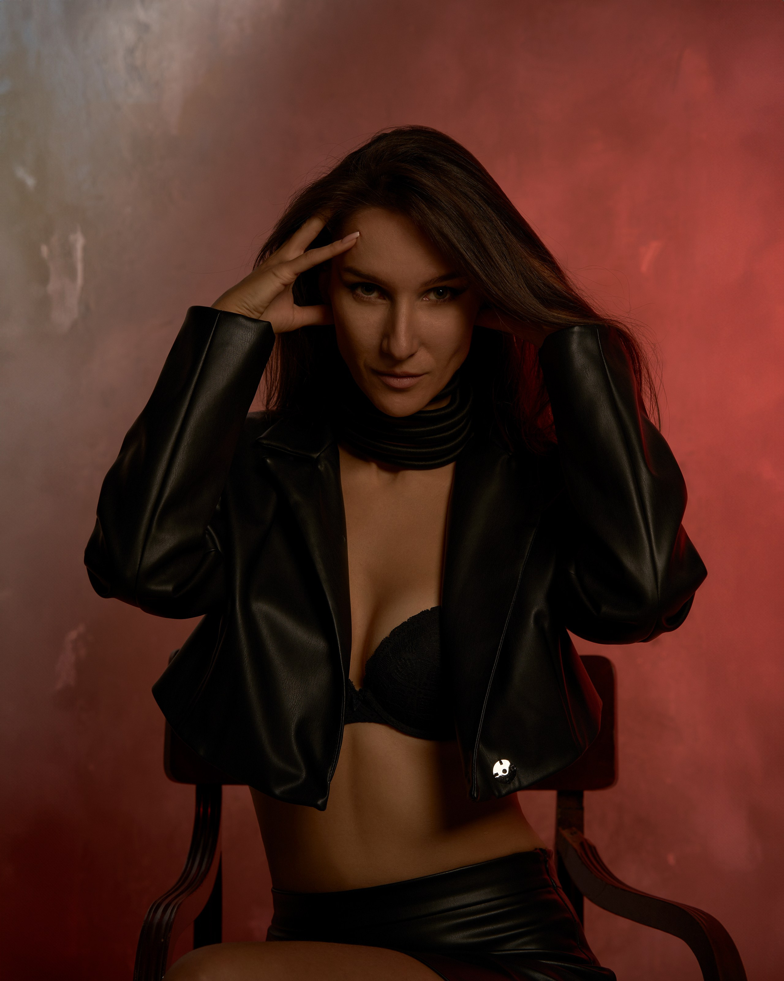 Фотосессия очаровательной девушки в короткой кожаной юбке