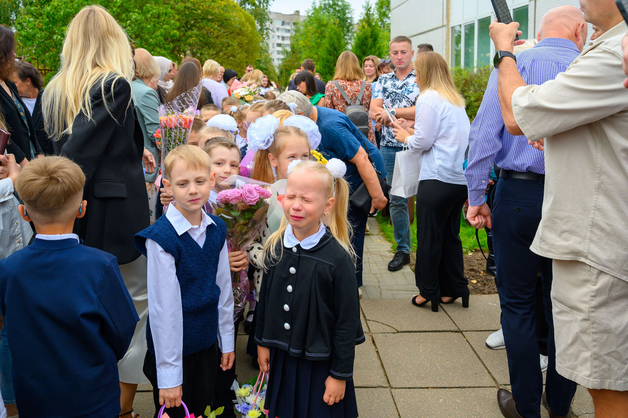 Вот звучит первый звонок, перед этим долгое приготовление к новому этапу в жизни, Яромир идет в школу. Фотоуслуги, услуги фотографа, фотографирование важных событий