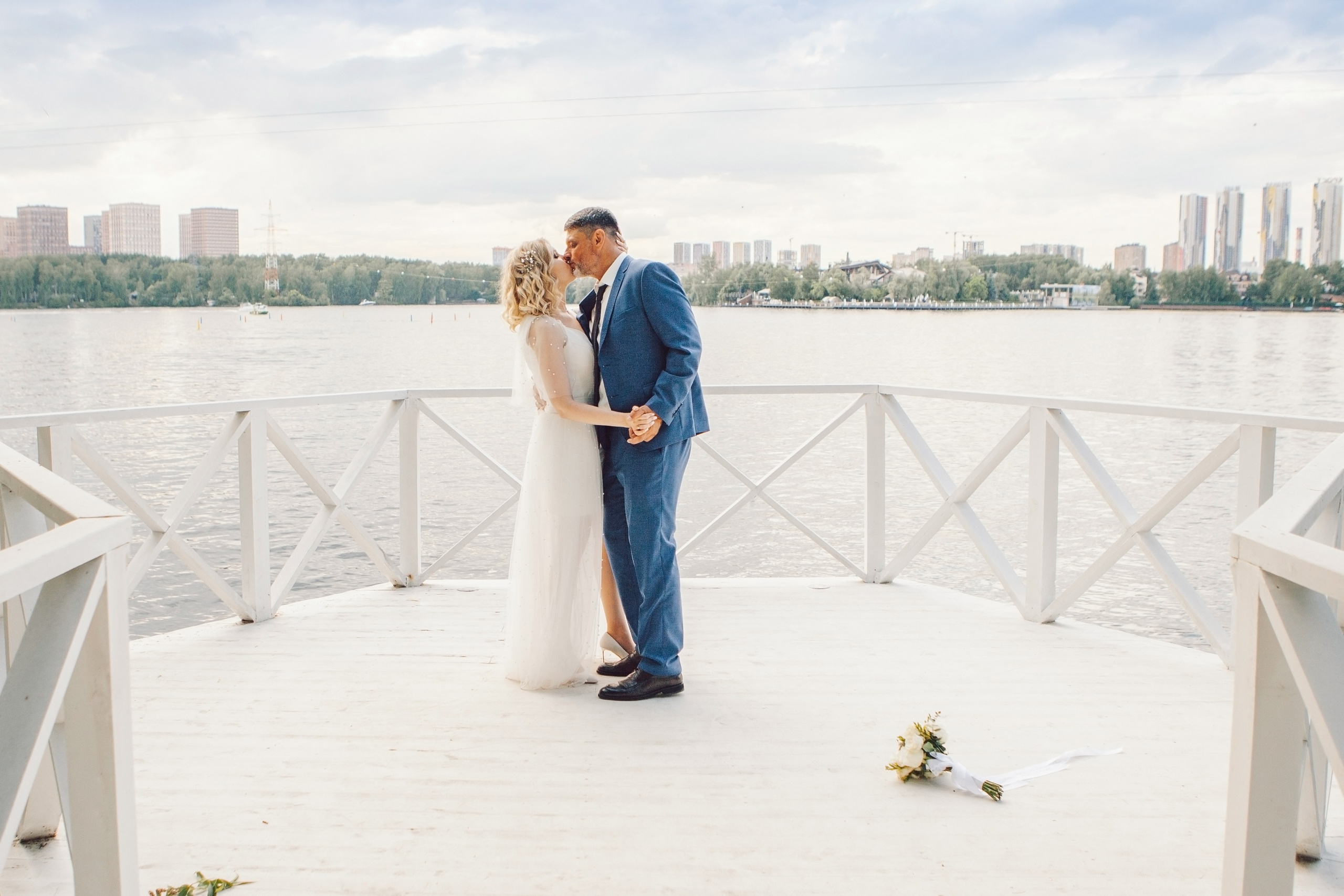 Фотосессия молодоженов на пляже Рублево. Фотограф Ольга Ефремова