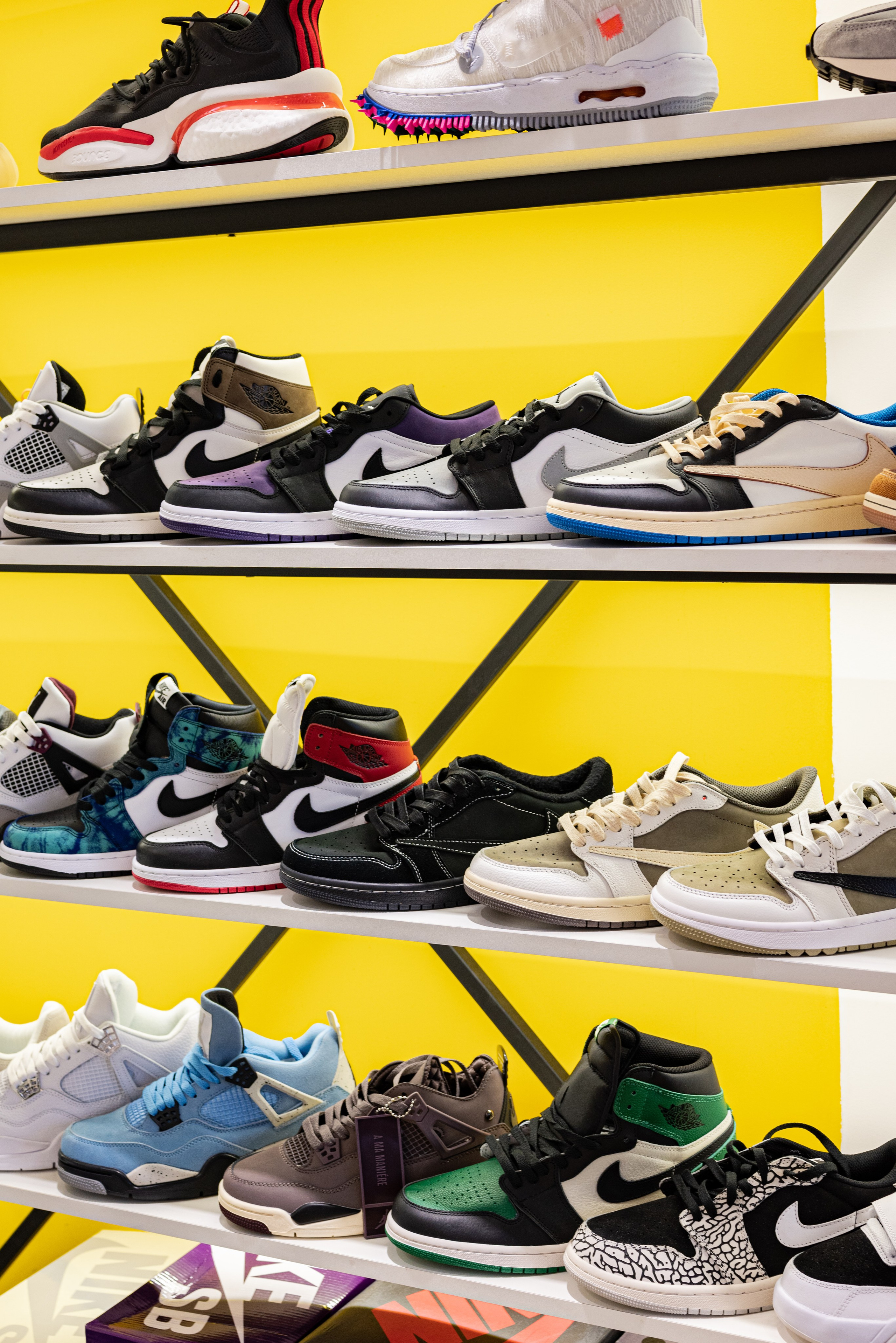 Интерьер. Магазин кроссовок. Предметный фотограф, фото для маркетплейсов Пятигорск, КМВ