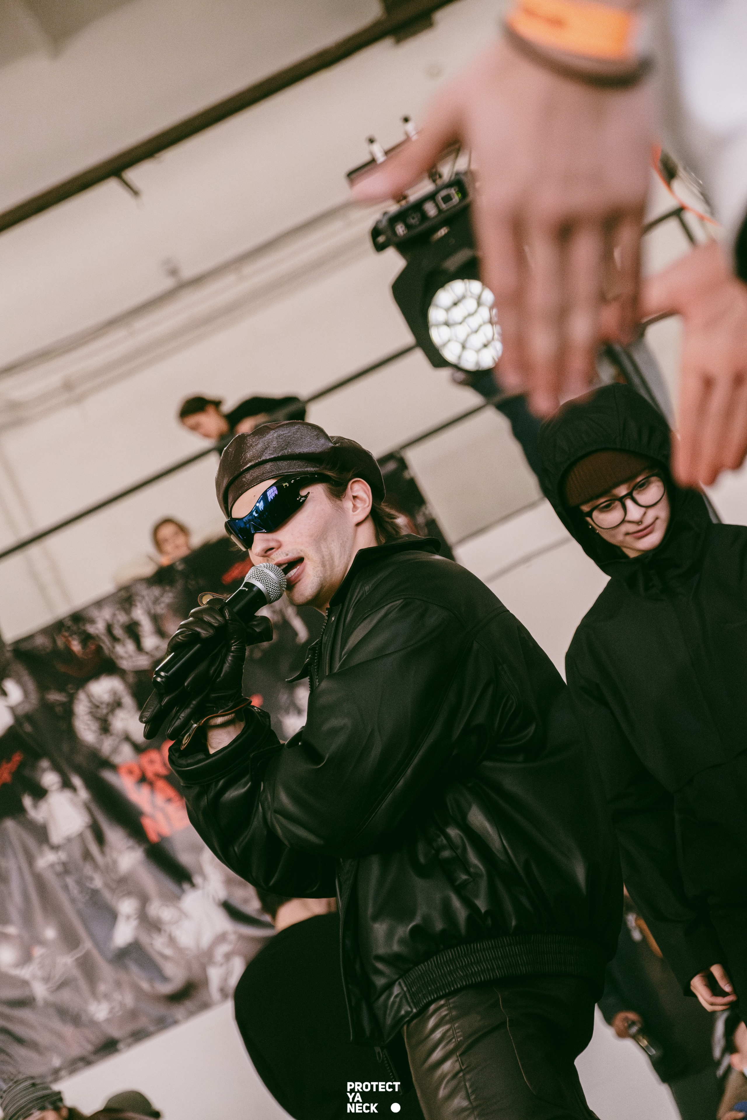 PROTECT YA NECK 22/03 (@youlovebu). Соня бу тебя сфоткала
