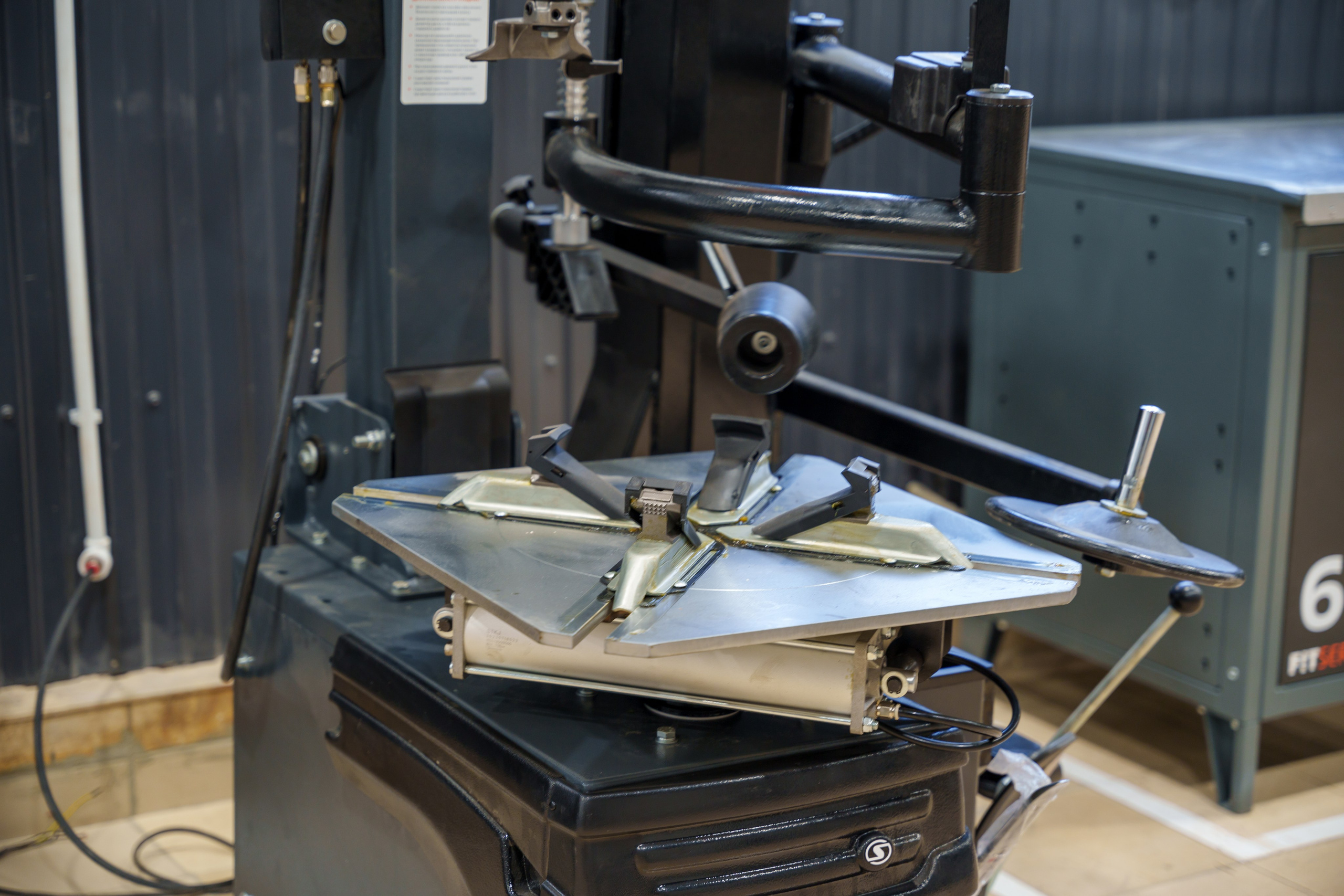 Интерьерная фотосъемка автосервиса Fit Service в Краснодаре — Профессиональная фотосъемка интерьера техцентра в Краснодаресеть СТО. Шедевры для Вас! Фотограф и Видеограф в Краснодаре Пахиев Руслан