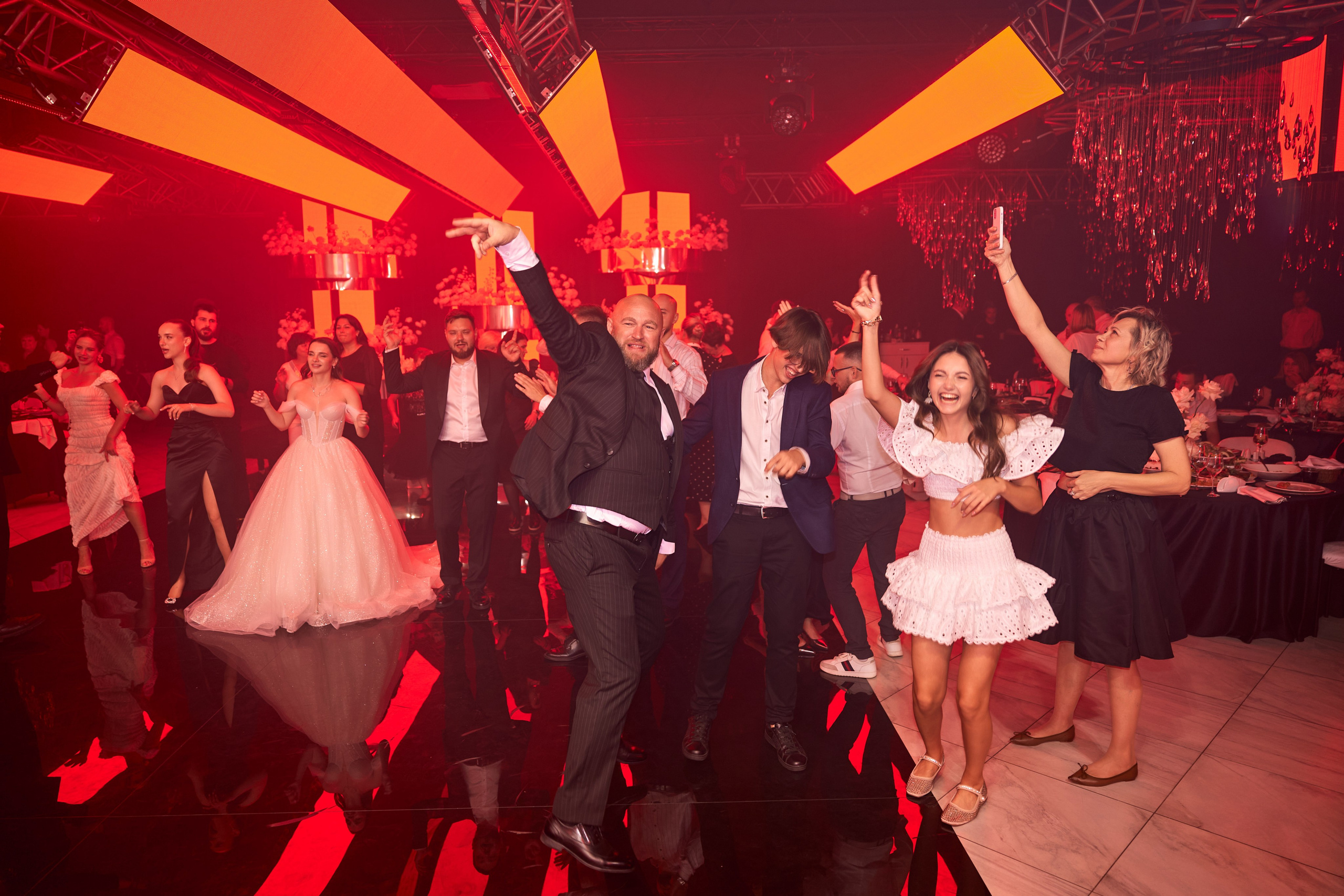 Свадьба с искусственным интеллектом в Усадьбе фамилии от ТВИНС СТУДИО лучших фотографов Краснодара. ТВИНС СТУДИО — лучшие свадебные фотографы и видеографы в Краснодаре