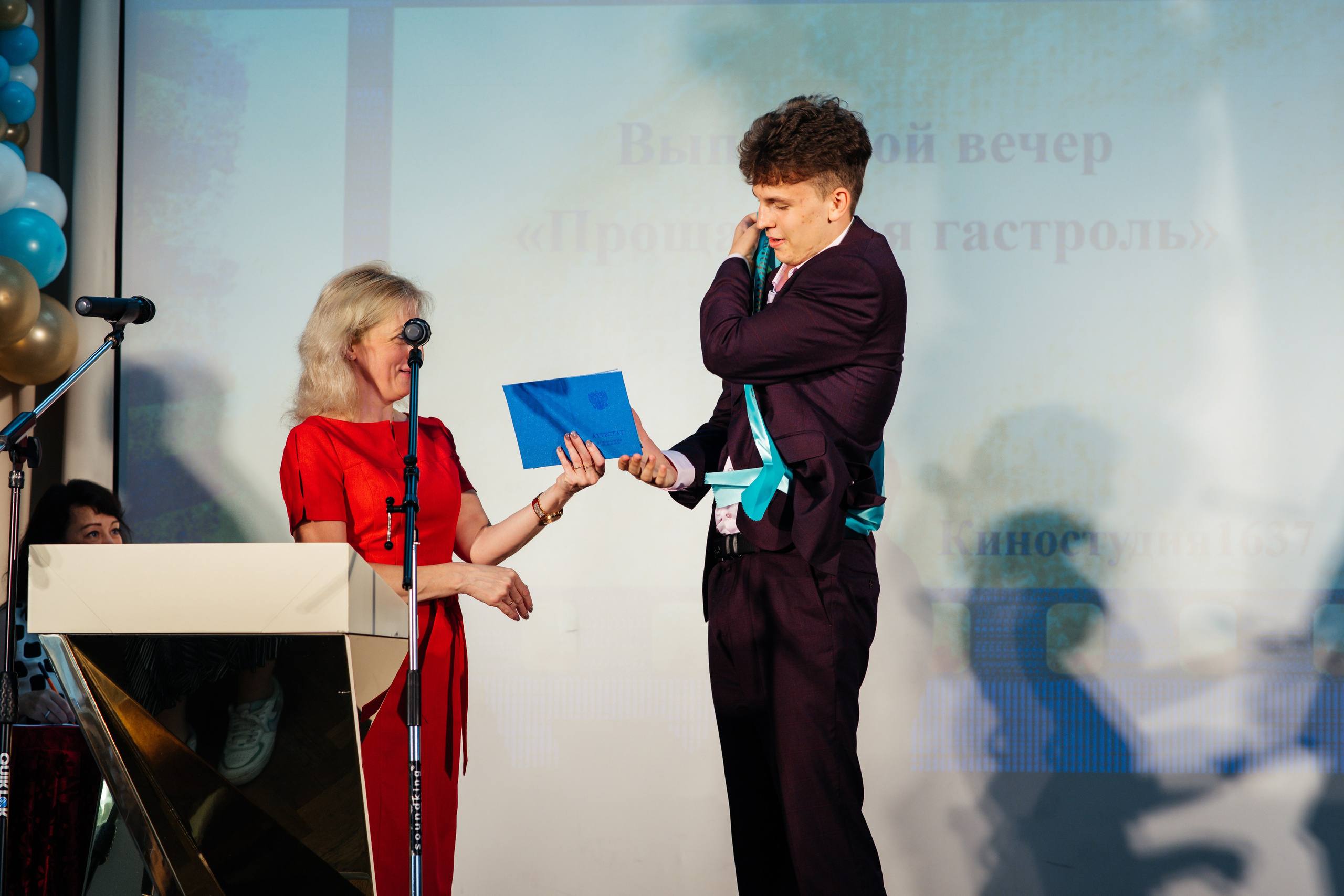 Вручение аттестатов. Выпускные альбомы в Подольске Москве и МО