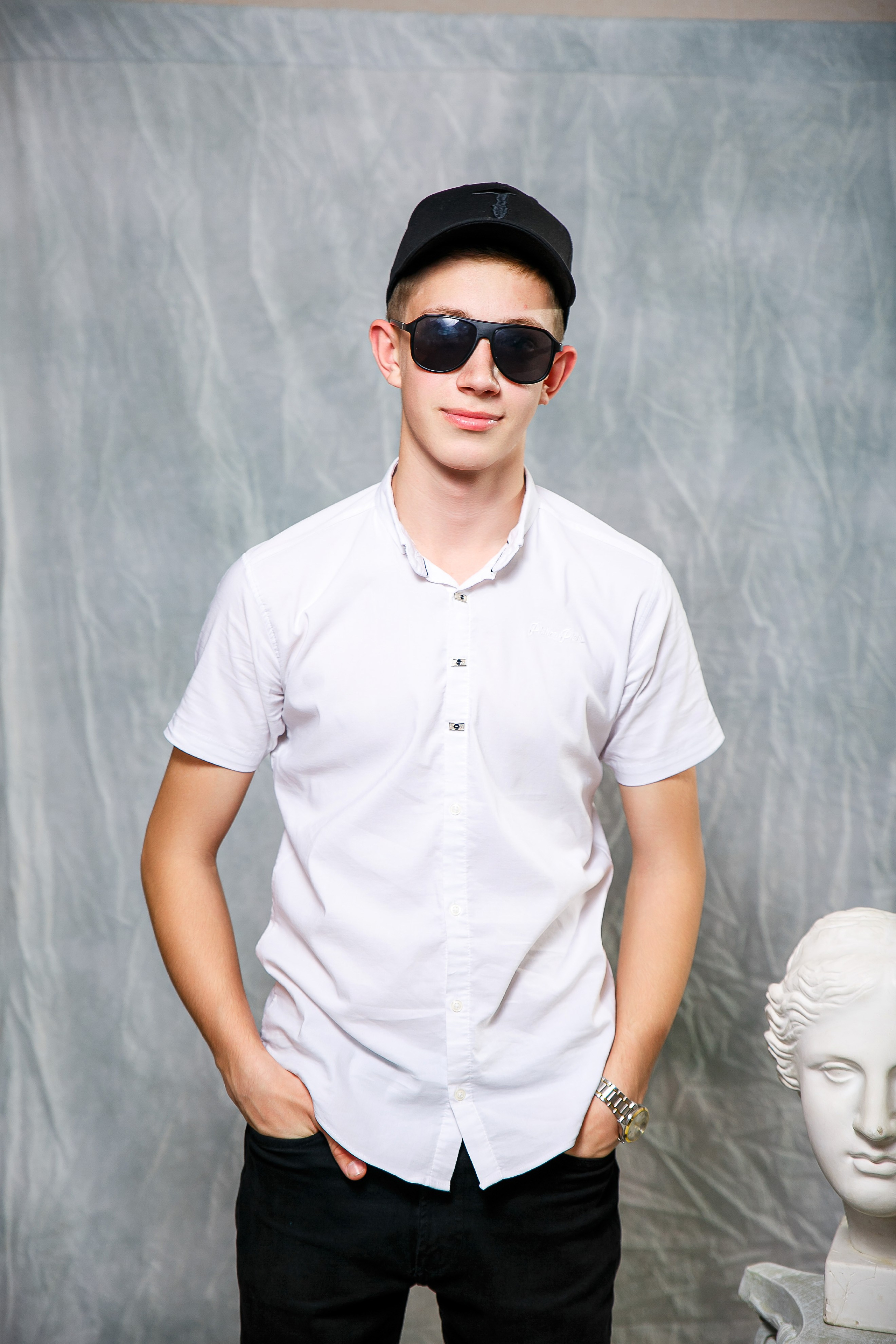 ОДНОТОННЫЙ ФОТОФОН. Выпускные альбомы в Донецке и ДНР. Фотограф Донецк и ДНР