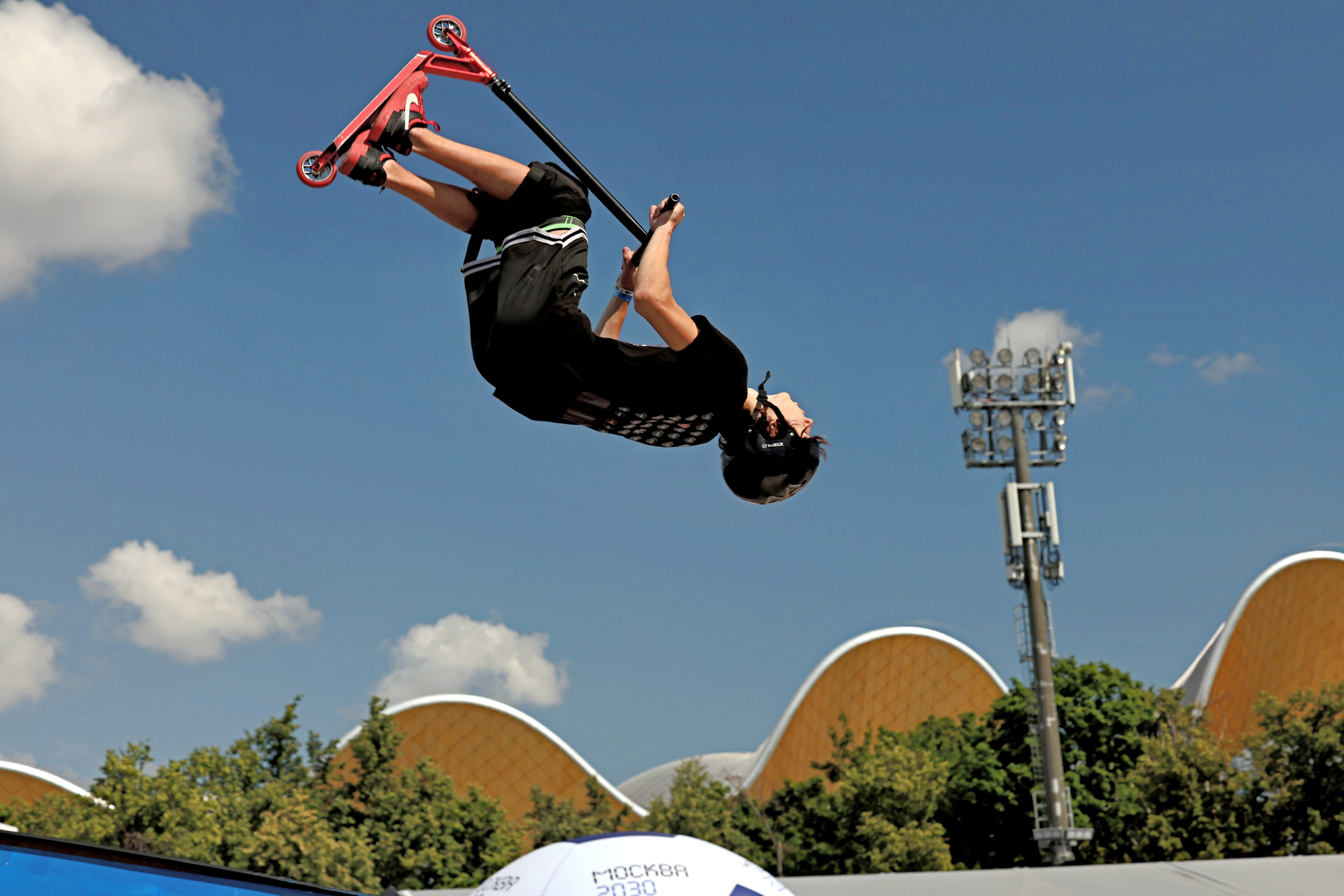 Пирует на трюковом самокате 