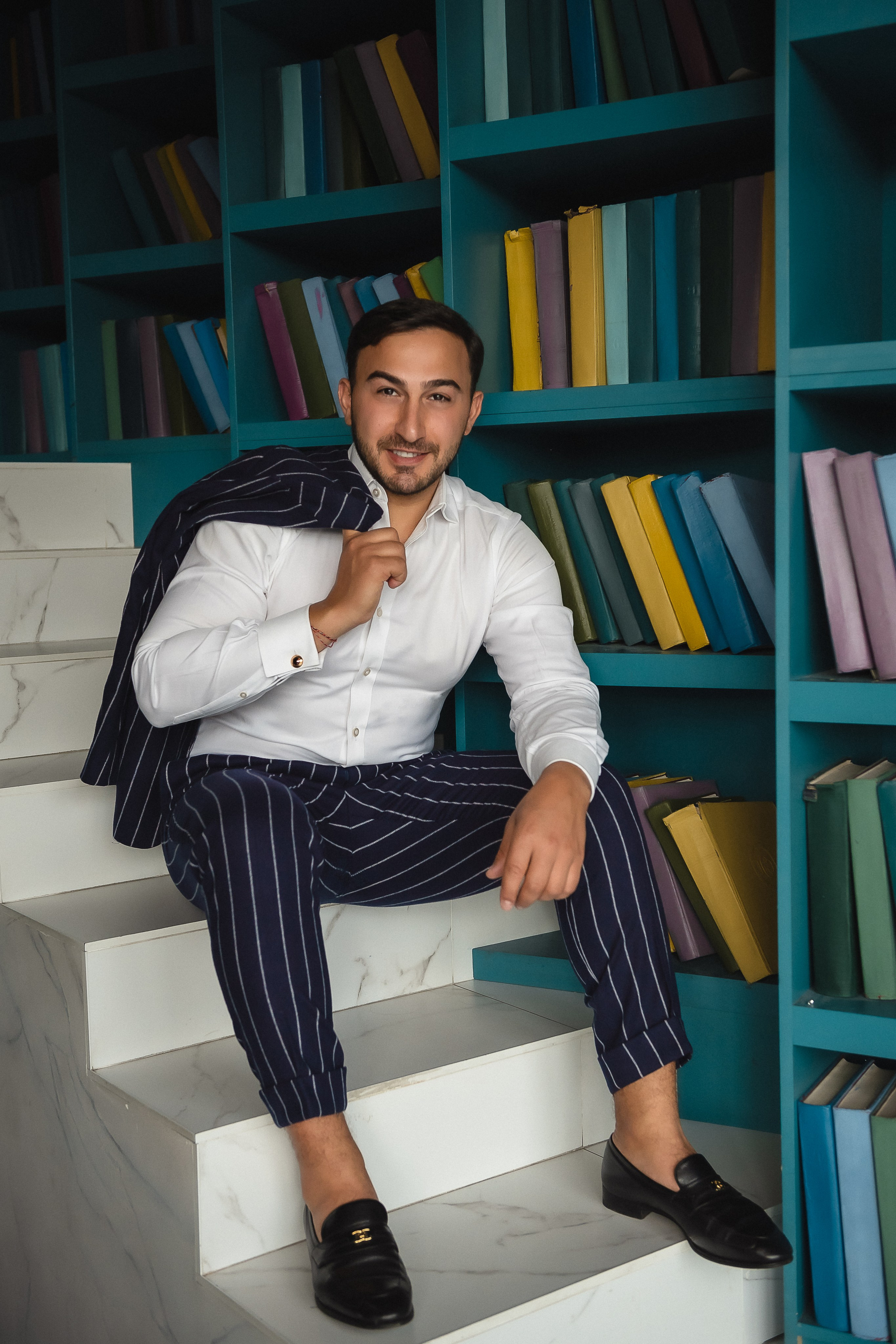 Мужской портрет в зале с книгами. КОНТЕНТ |БРЕНД фотограф Санкт-Петербург — Жанна Олтаржевская