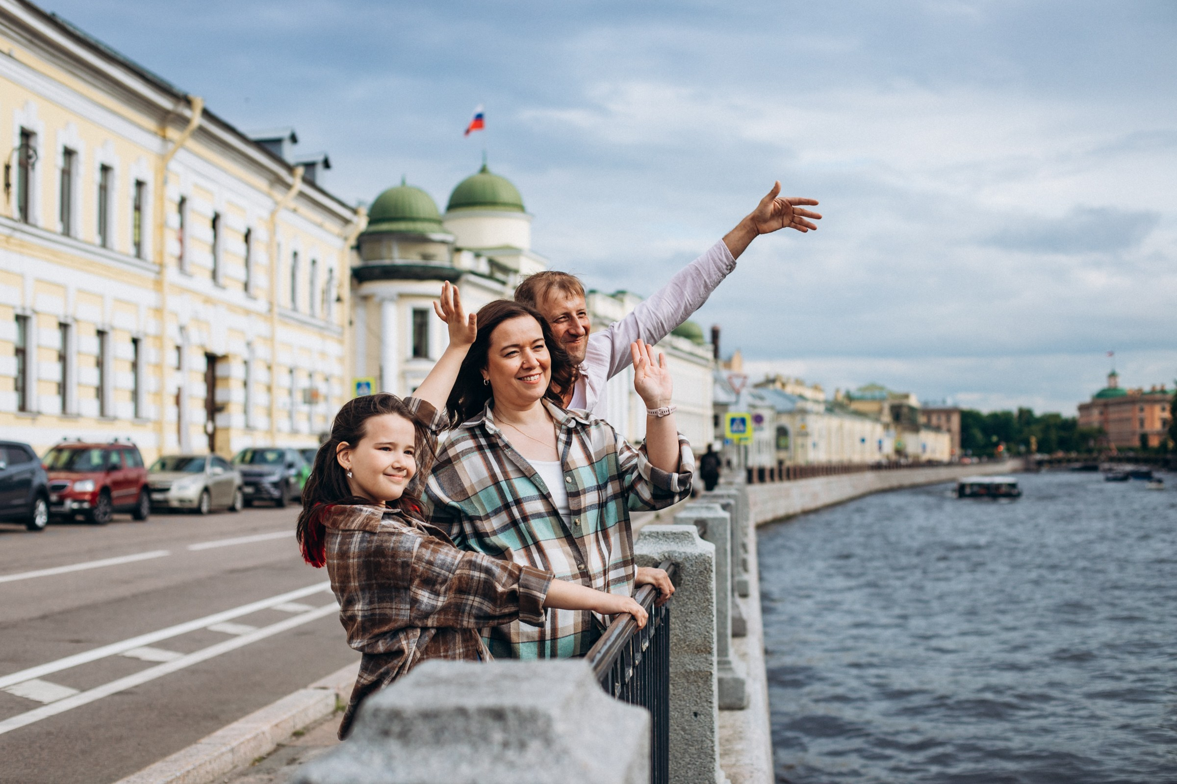 Елена с семьей в июне. Фотопрогулка в Петербурге. Индивидуальный и семейный фотограф в Санкт-Петербурге
