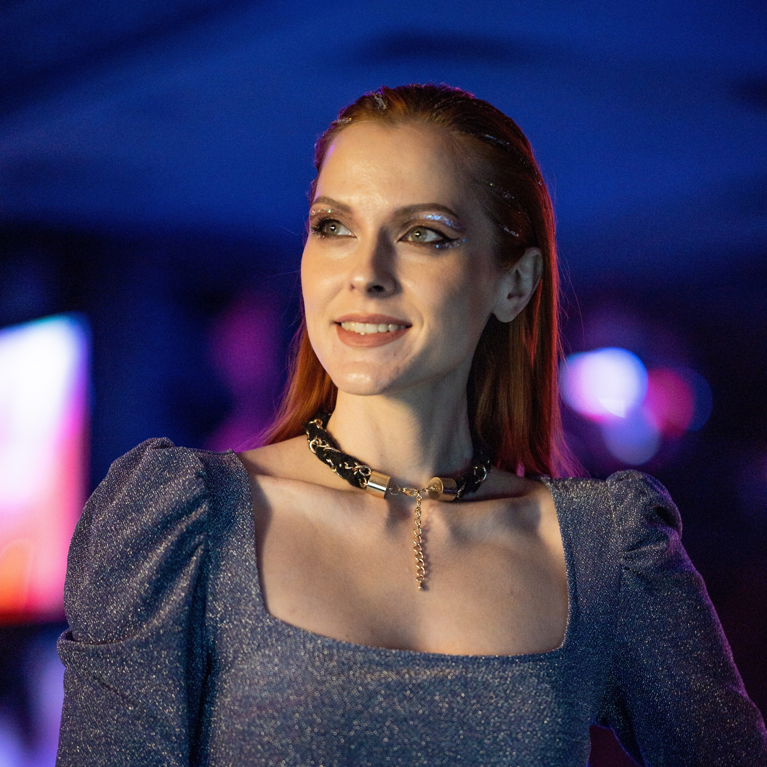 Портрет девушки во время репортажной съемки в клубе