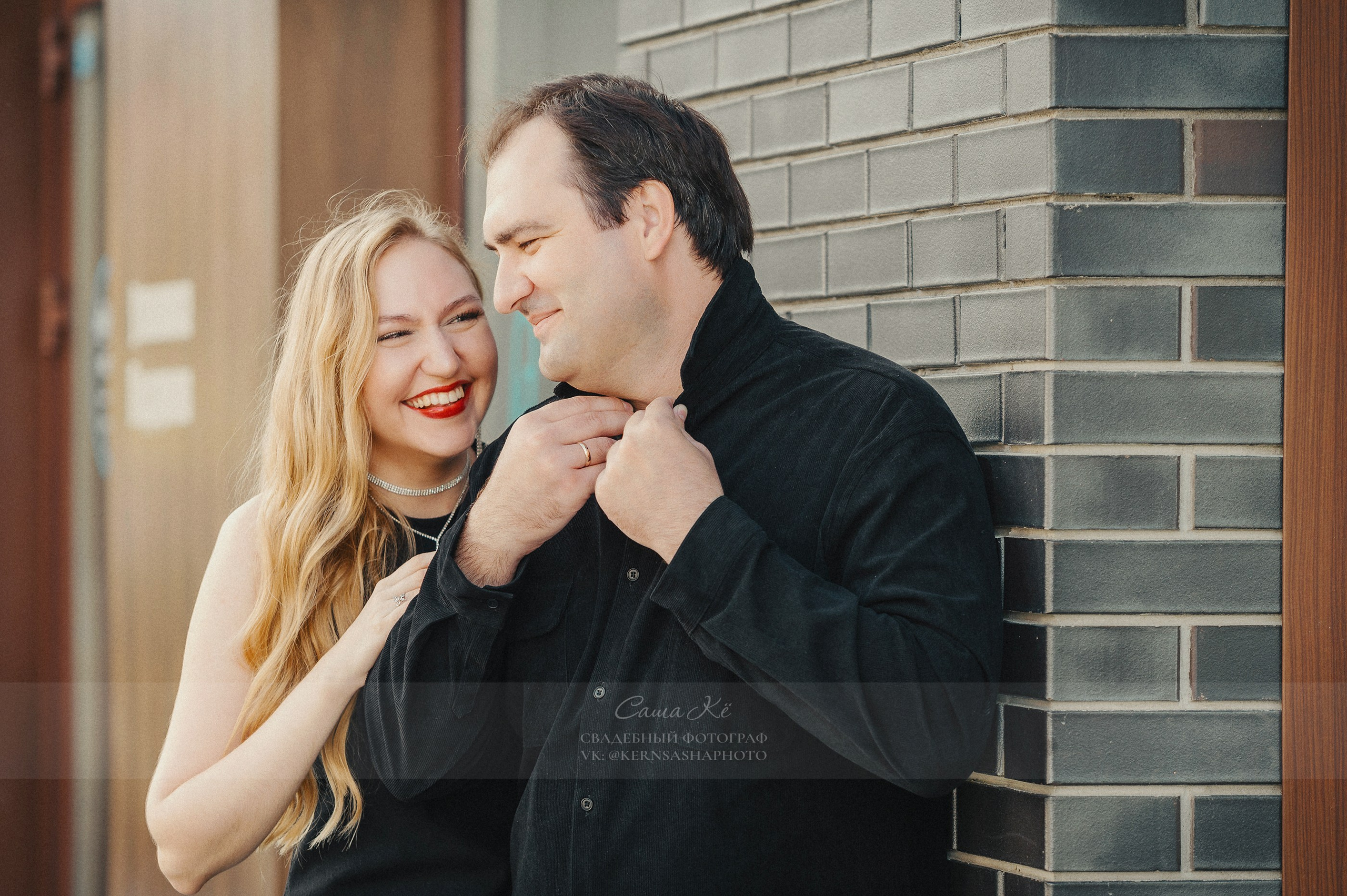 Свадебная пара танцует на пустой площади