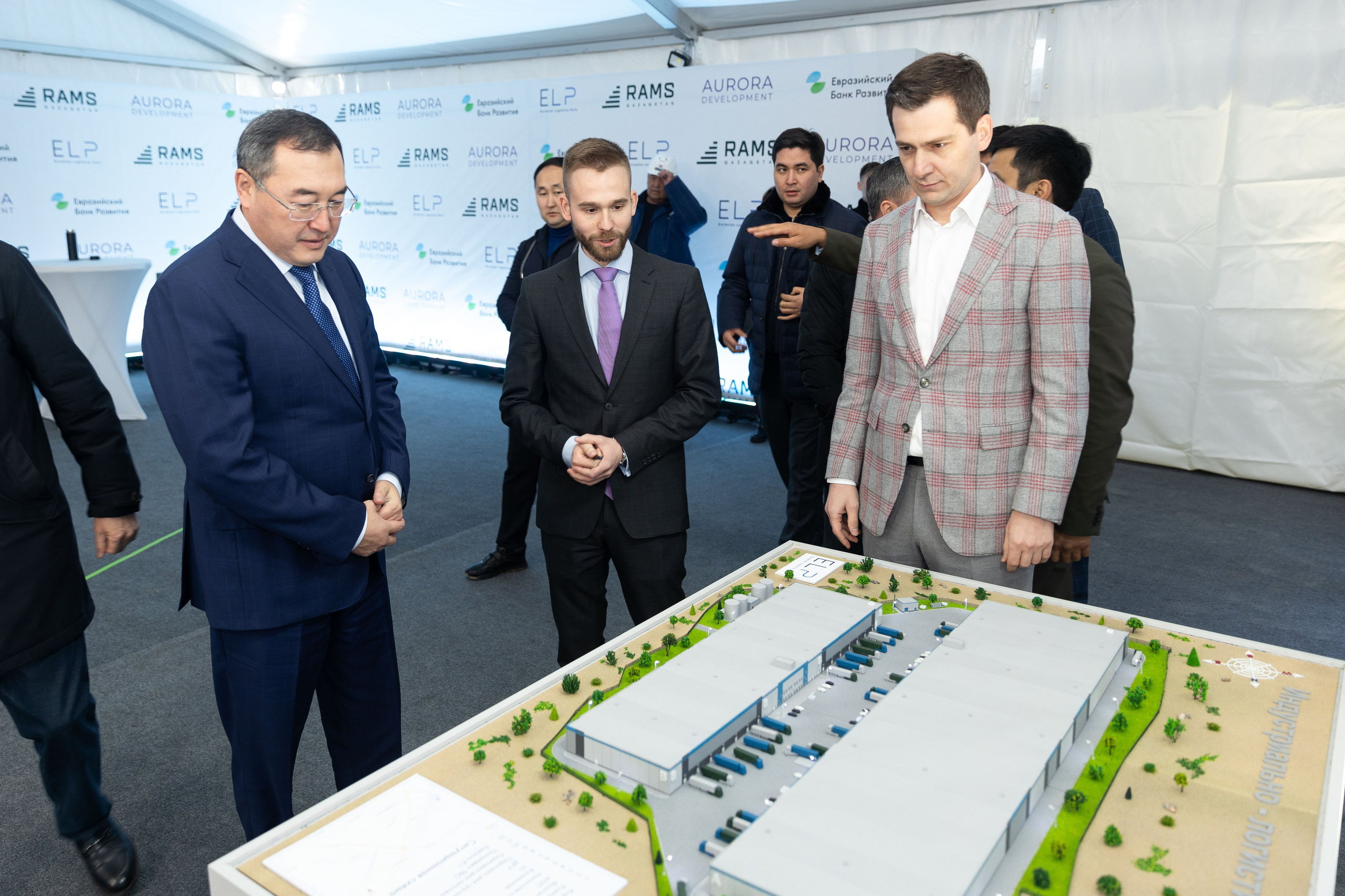 Закладка капсулы при строительстве складов в Алматы — фотосъемка