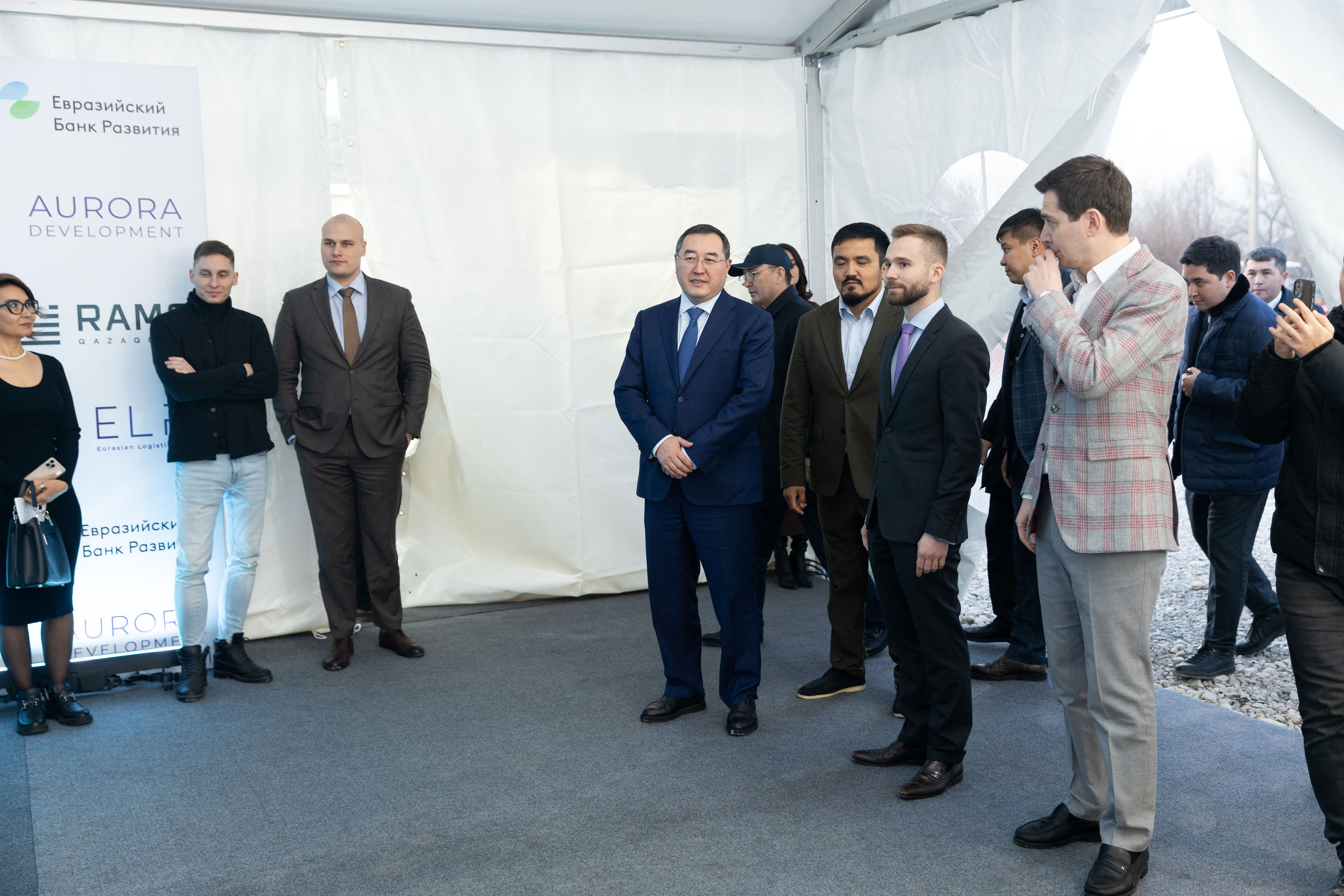 Закладка капсулы при строительстве складов в Алматы — фотосъемка