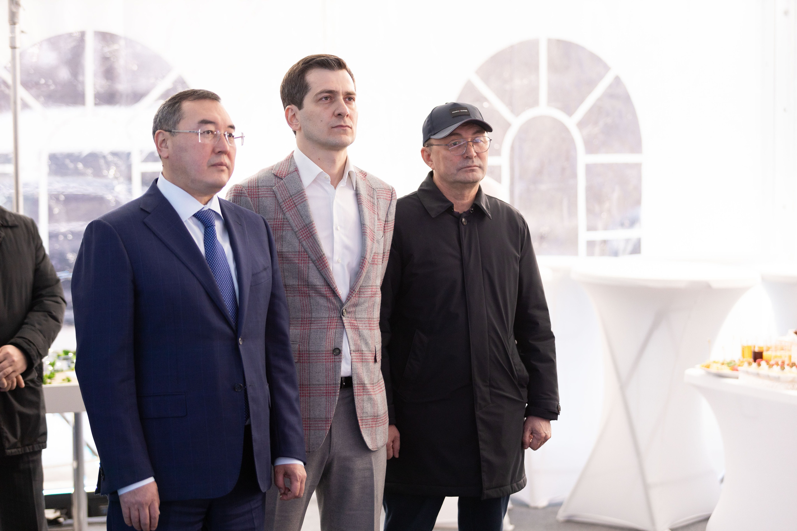 Закладка капсулы при строительстве складов в Алматы — фотосъемка