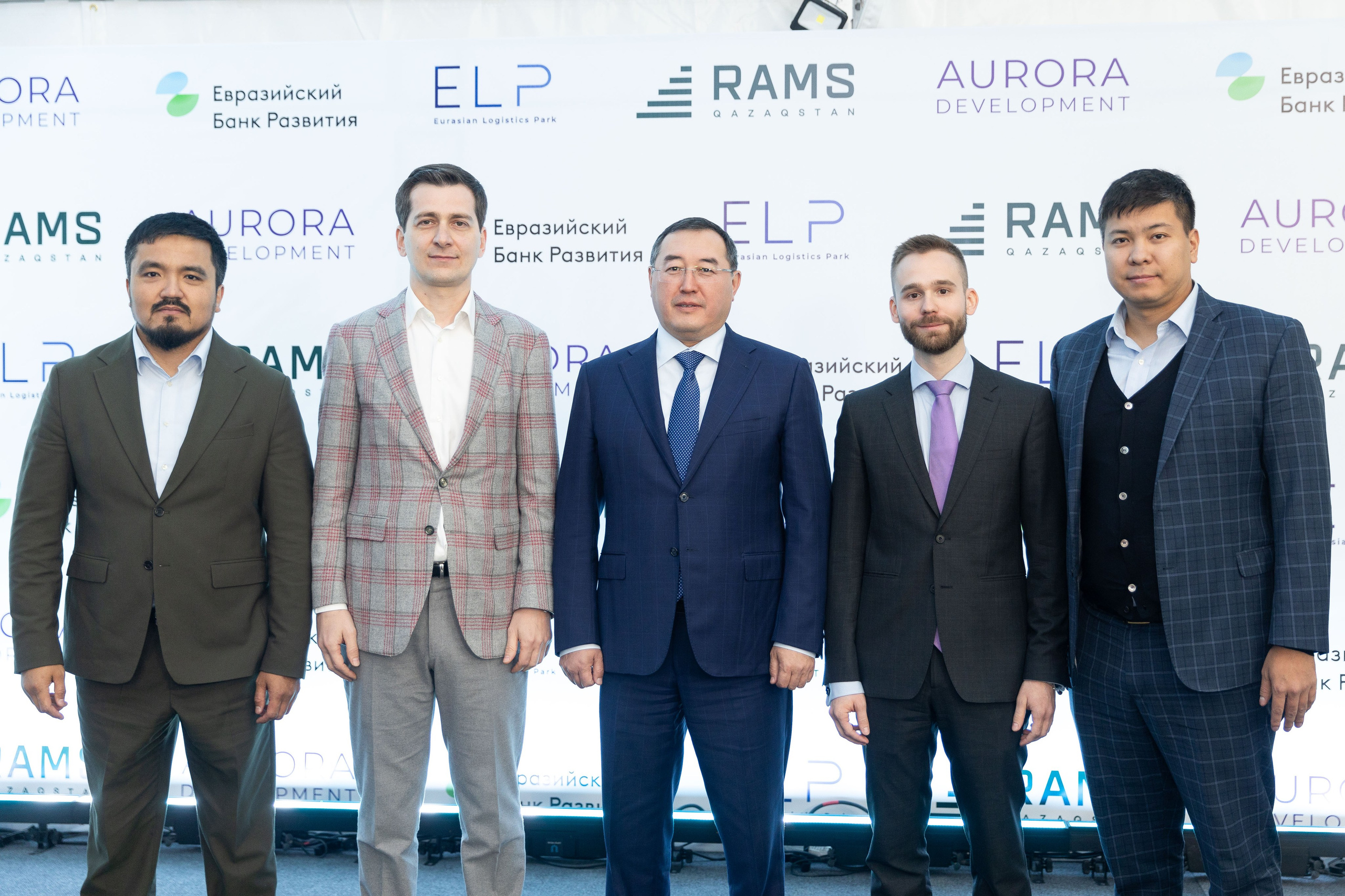 Закладка капсулы при строительстве складов в Алматы — фотосъемка