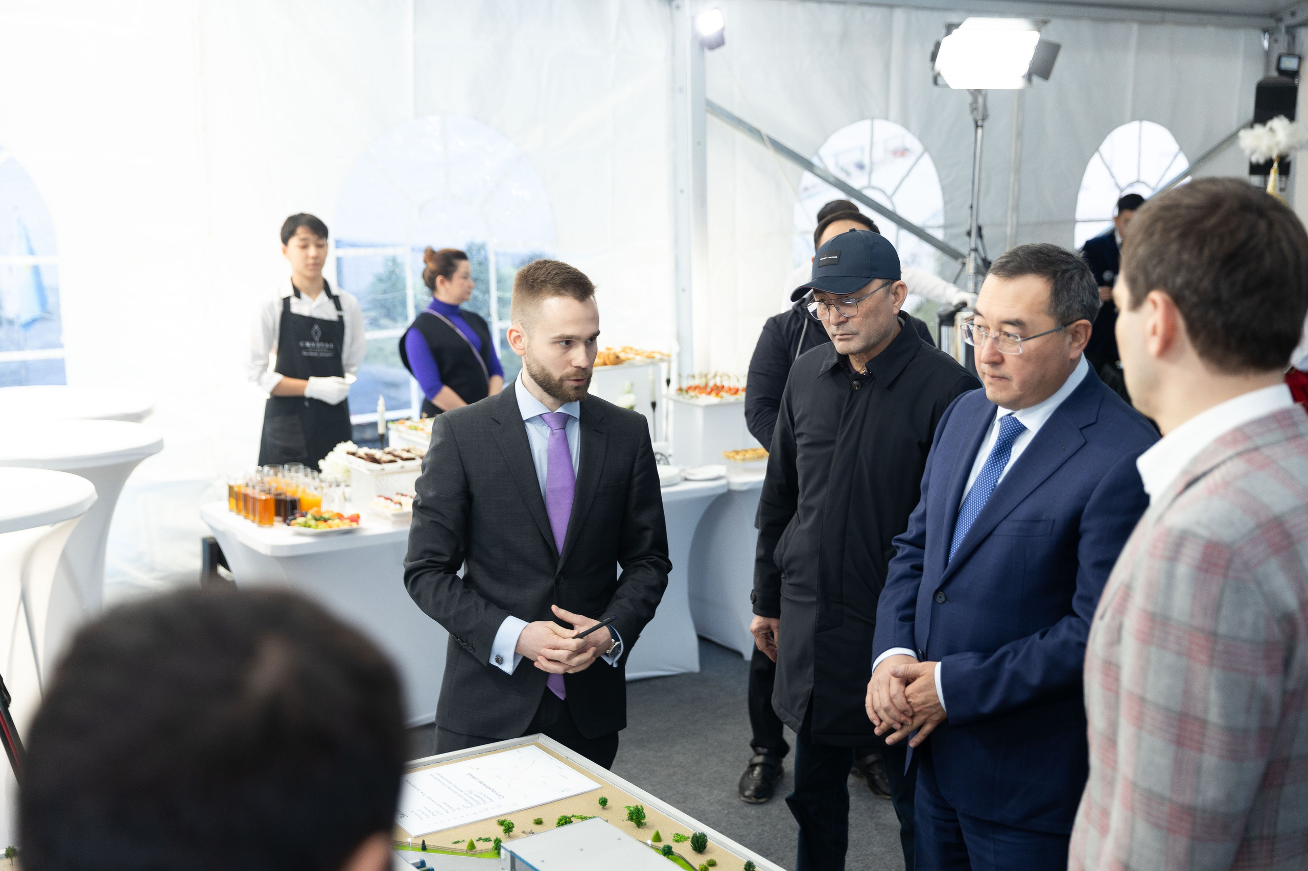 Закладка капсулы при строительстве складов в Алматы — фотосъемка