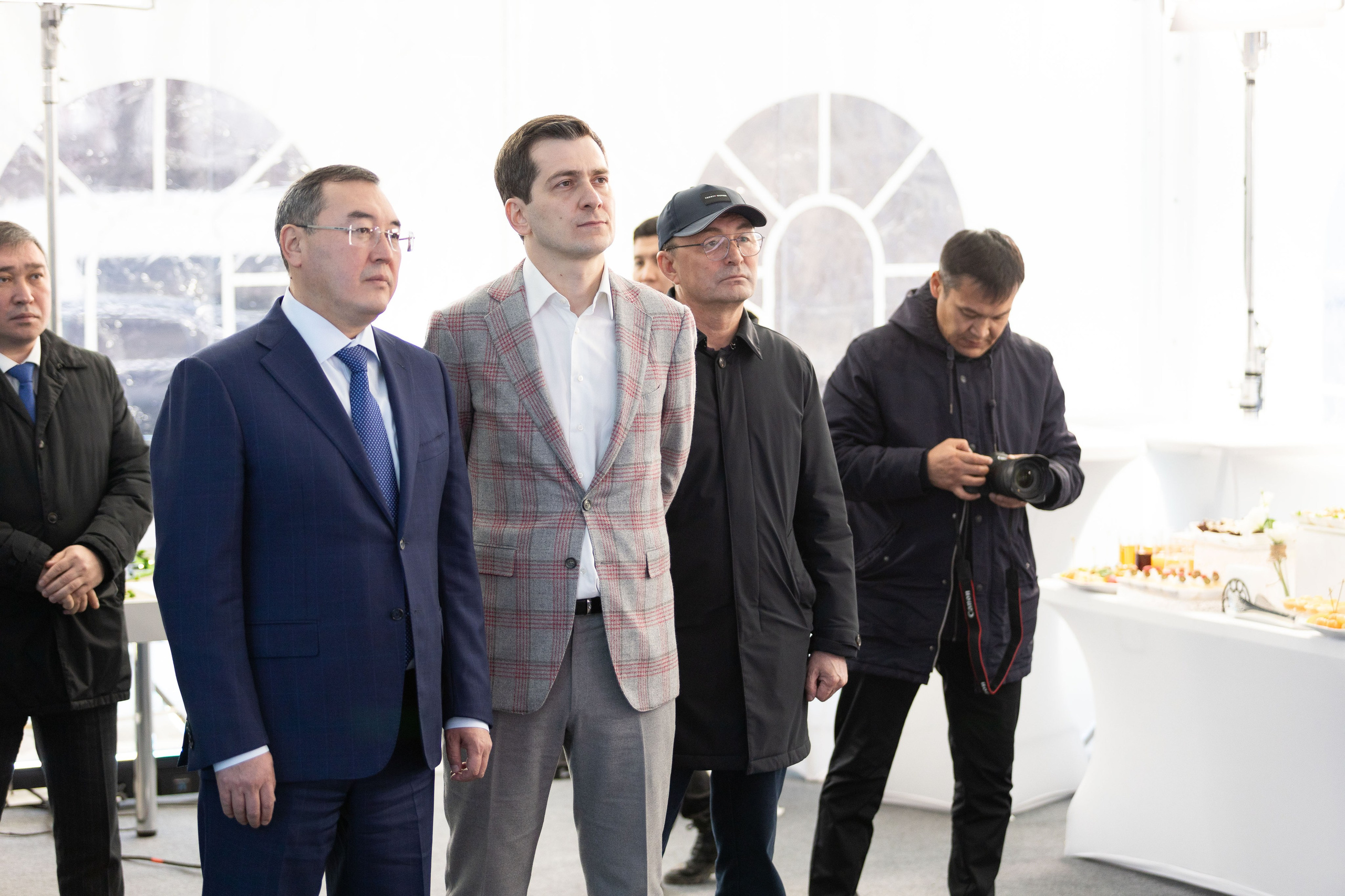 Закладка капсулы при строительстве складов в Алматы — фотосъемка