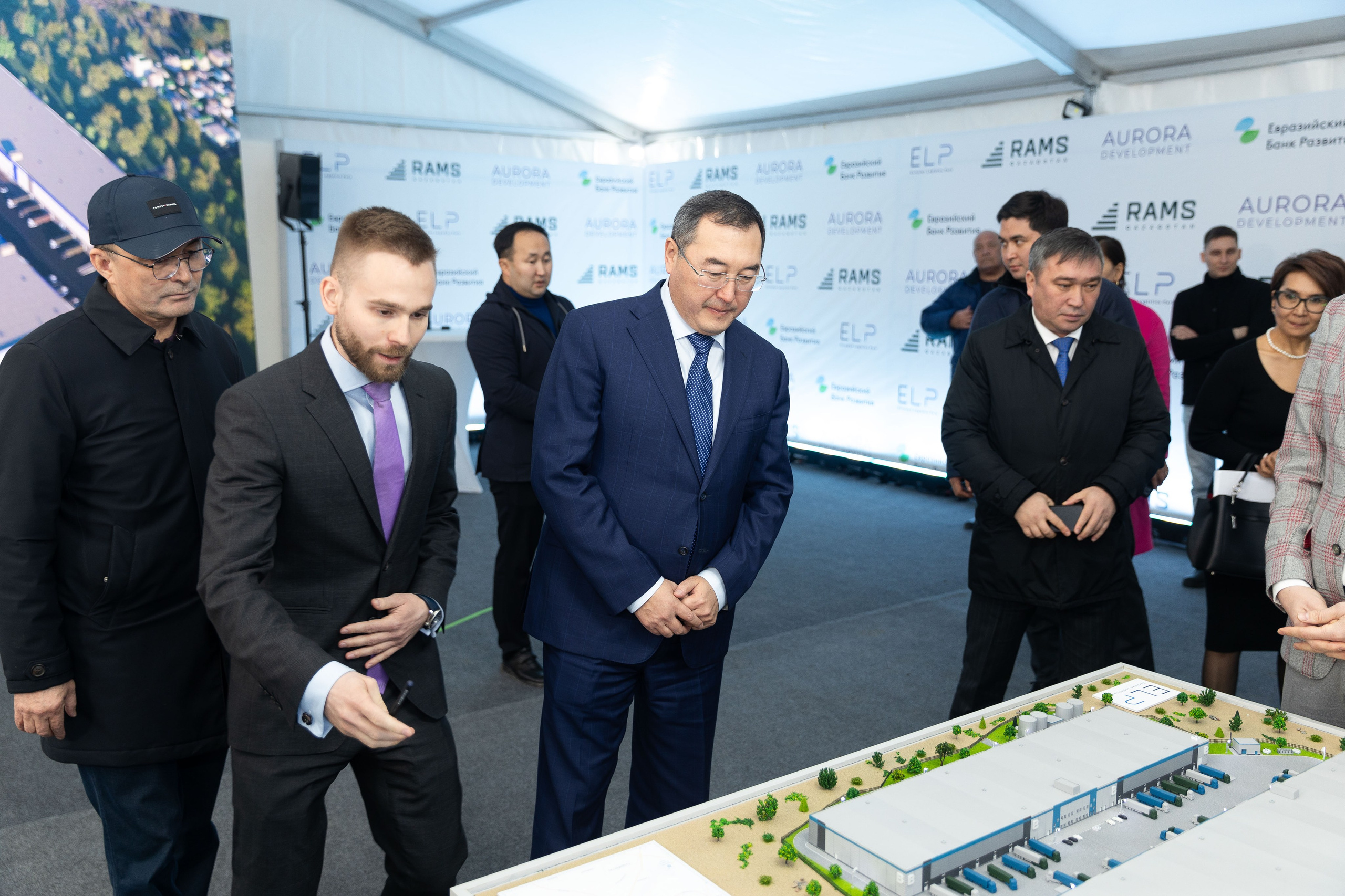 Закладка капсулы при строительстве складов в Алматы — фотосъемка