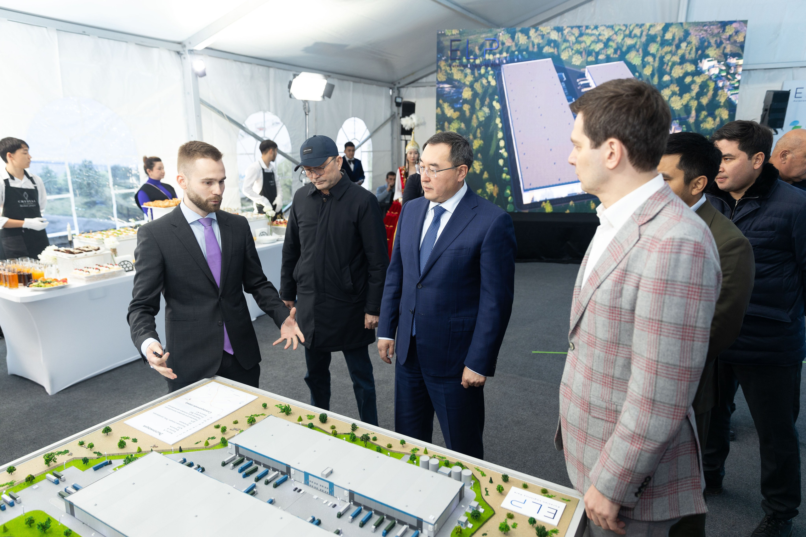 Закладка капсулы при строительстве складов в Алматы — фотосъемка