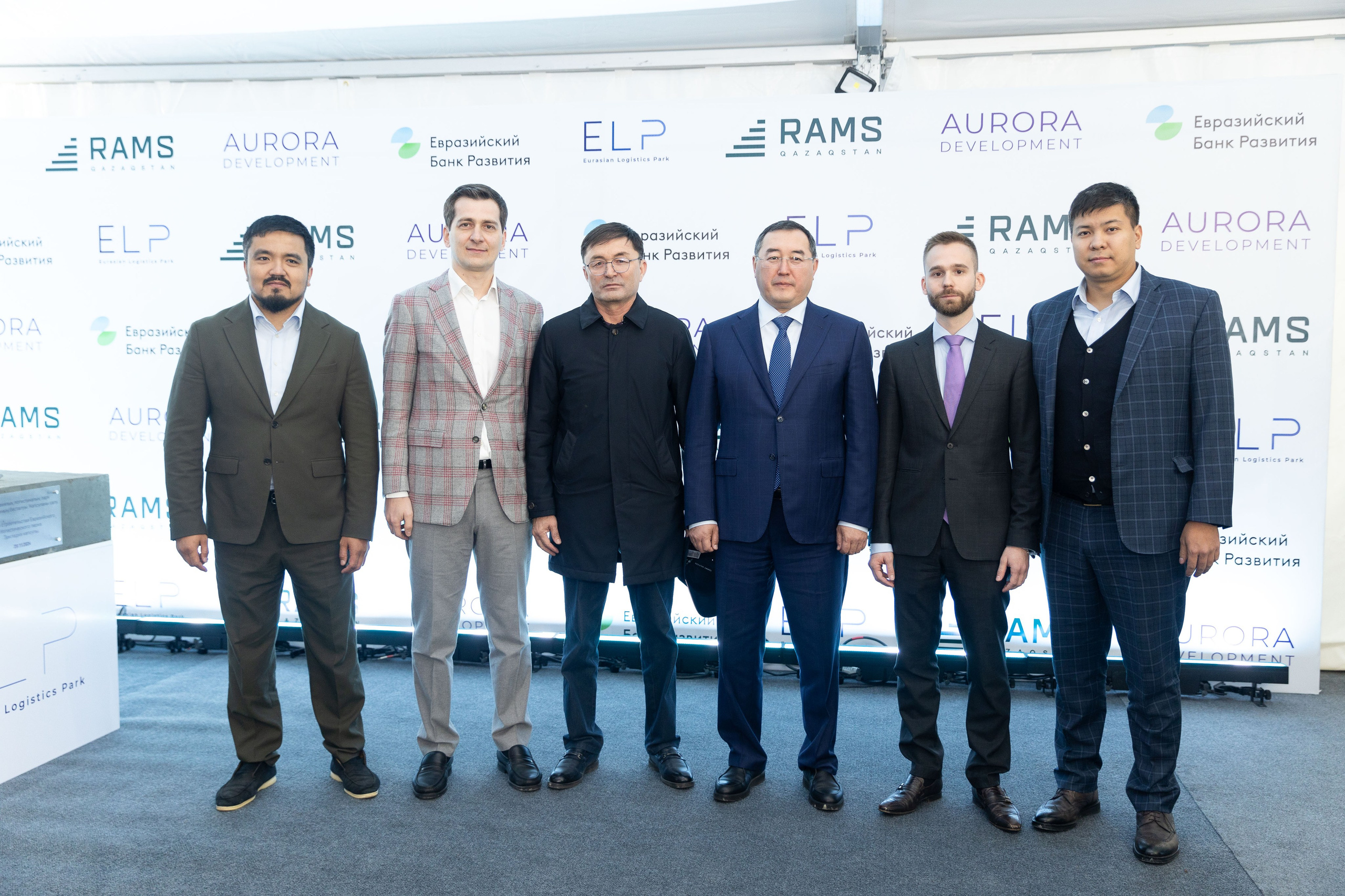 Закладка капсулы при строительстве складов в Алматы — фотосъемка