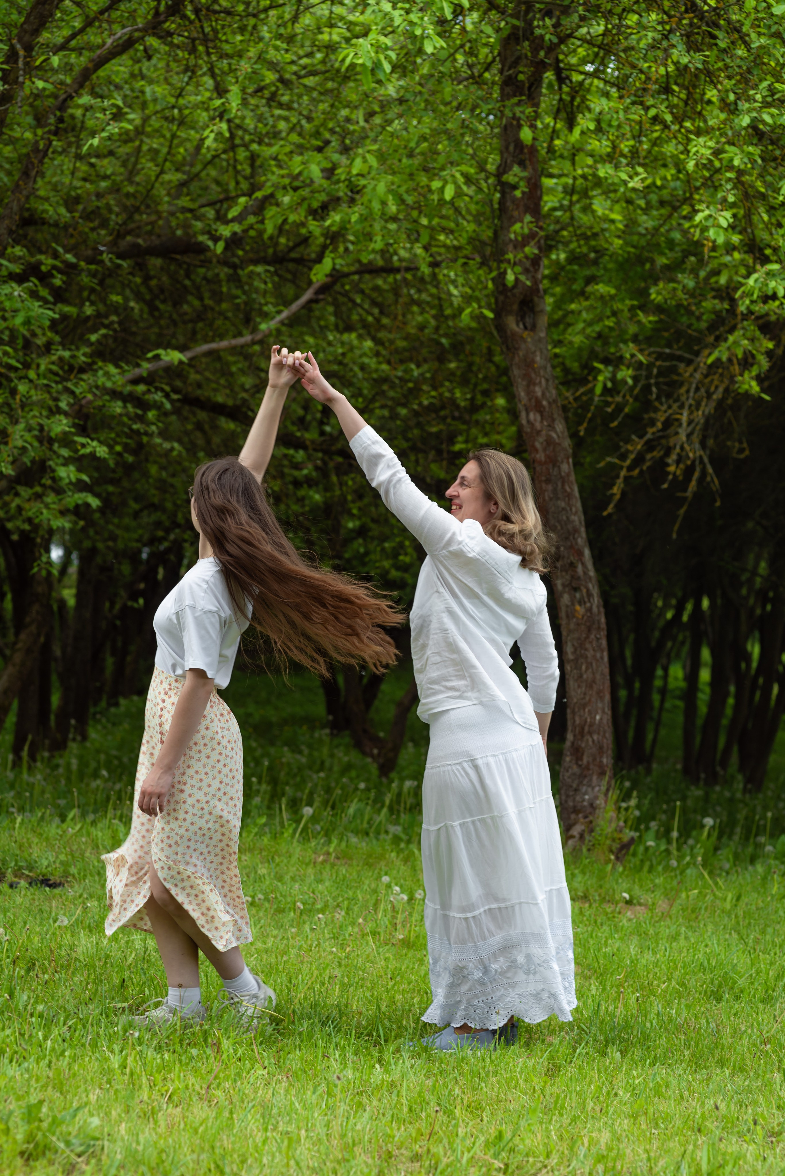 Мама и дочь в Лошицком парке. Фотограф Крещения и Венчания. Минск и другие города. Почтенная Наташа