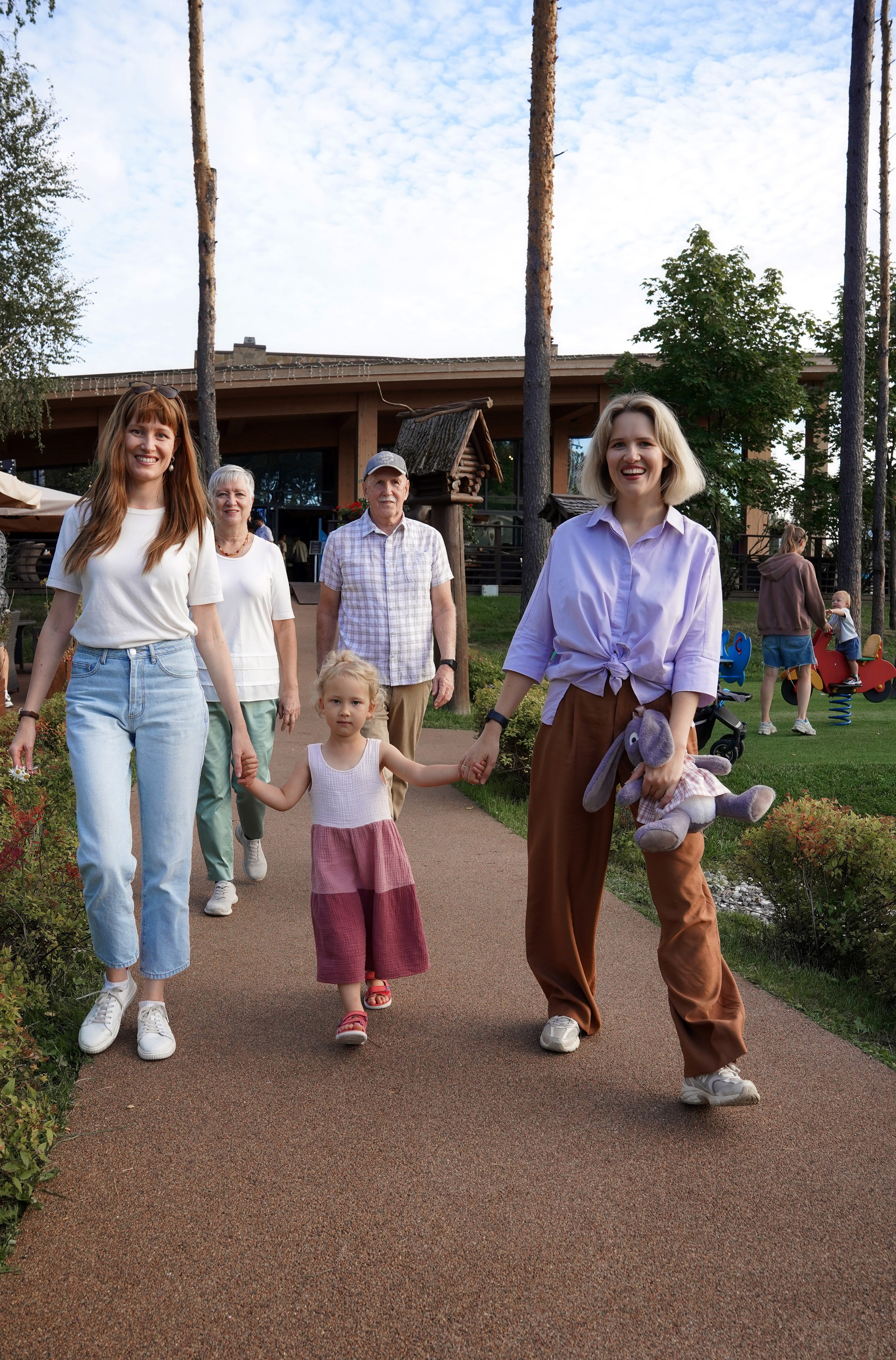 Семья в парке. Студийный и портретный фотограф в САНКТ-ПЕТЕРБУРГЕИрина Махаон