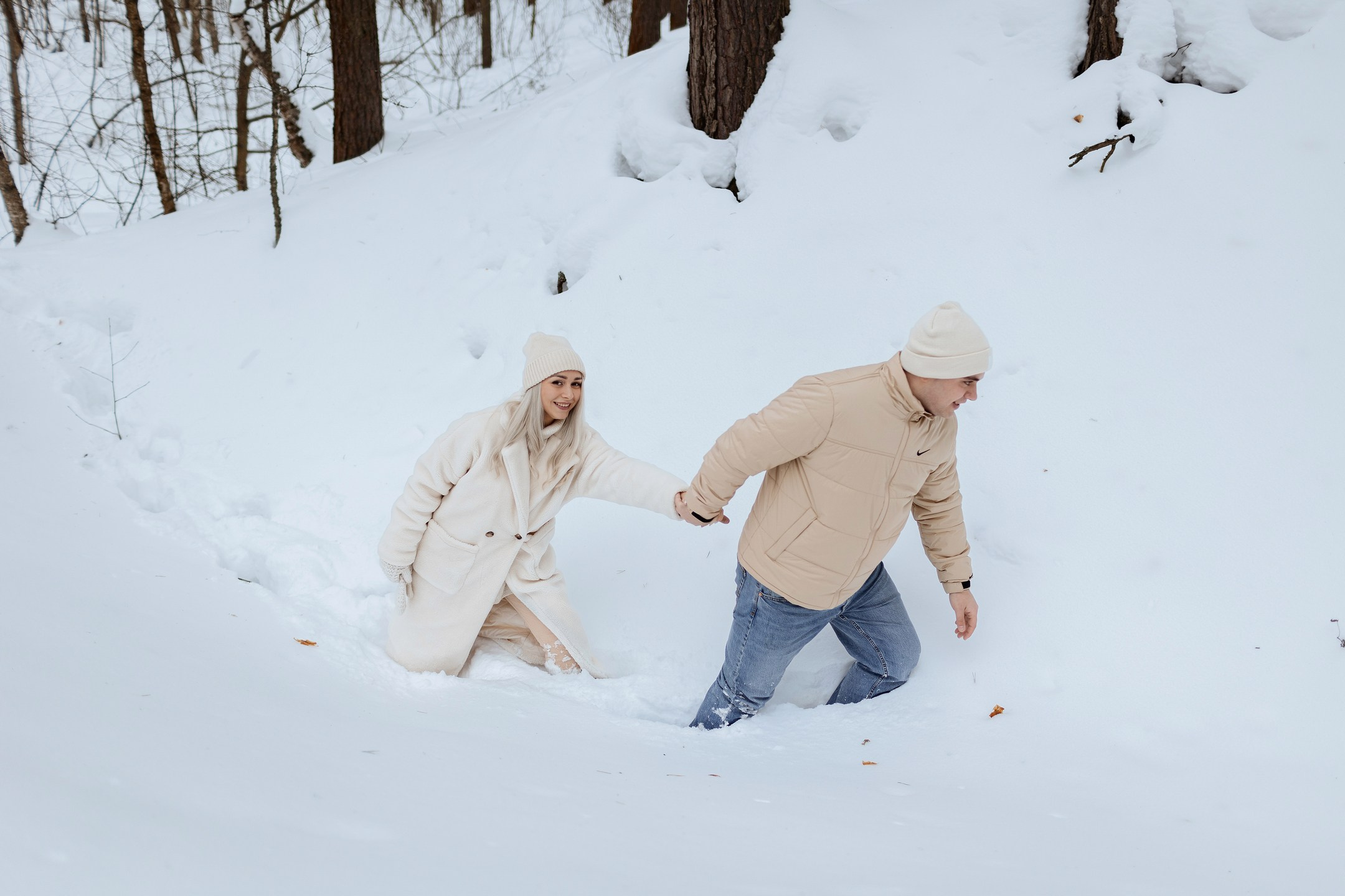 Романтичная фотосессия в зимней Москве с играми в снегу  