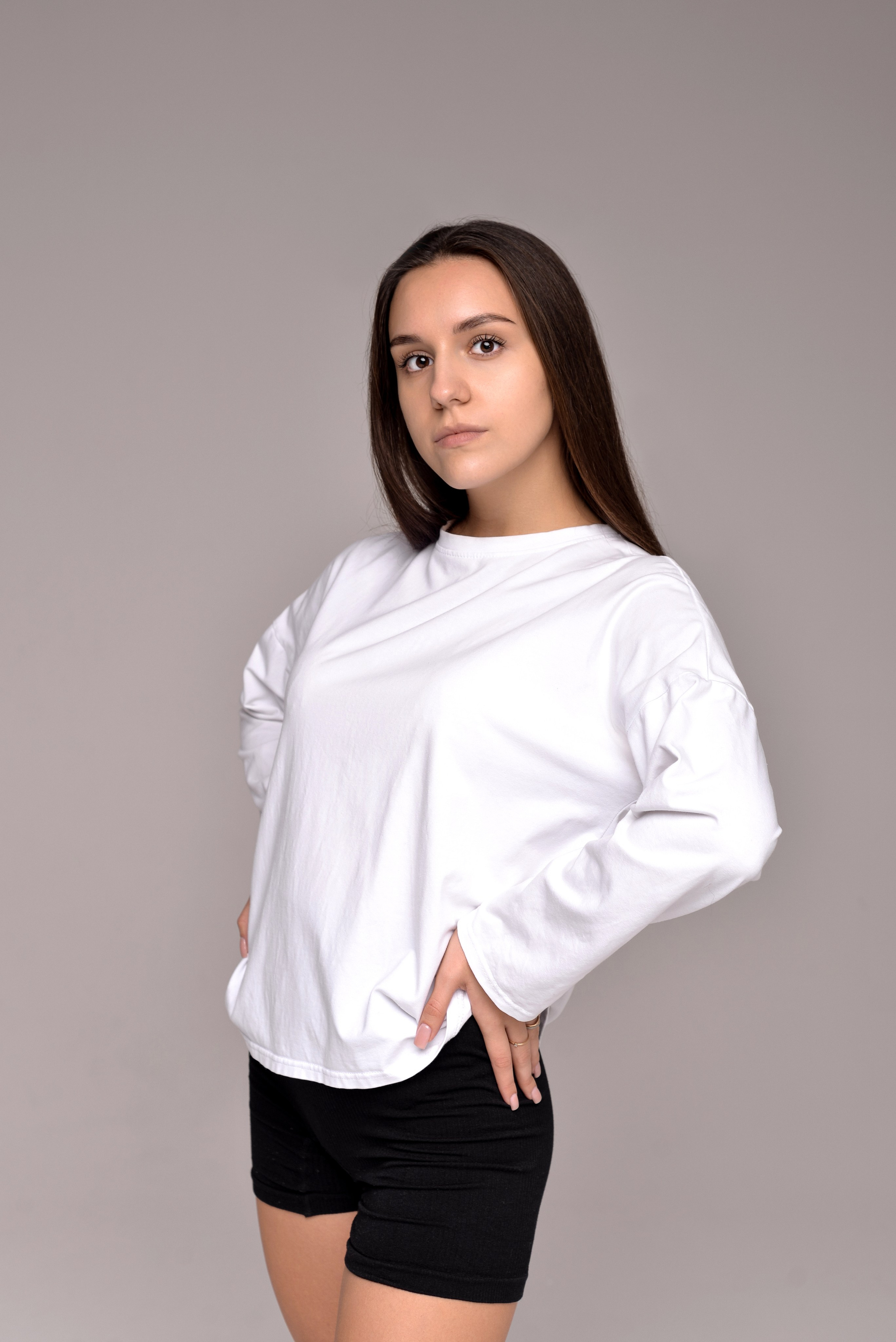 2 подруги на циклораме, Алина и Катя. Семейный и свадебный фотограф Галина Абакумова, фотосессии в Белгороде