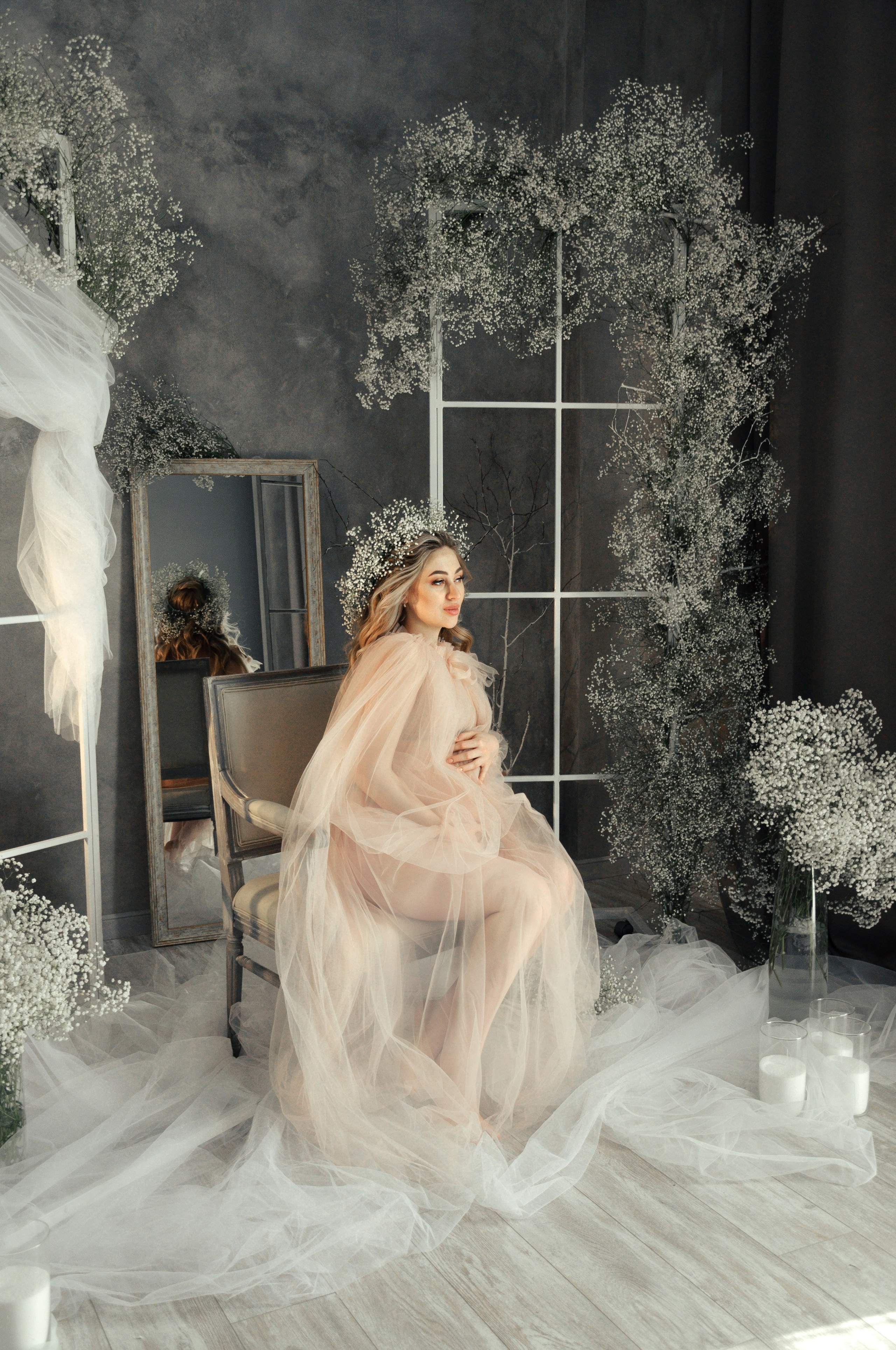 Валерия в зале Грей с гипсофилой. Семейный и свадебный фотограф Галина Абакумова, фотосессии в Белгороде