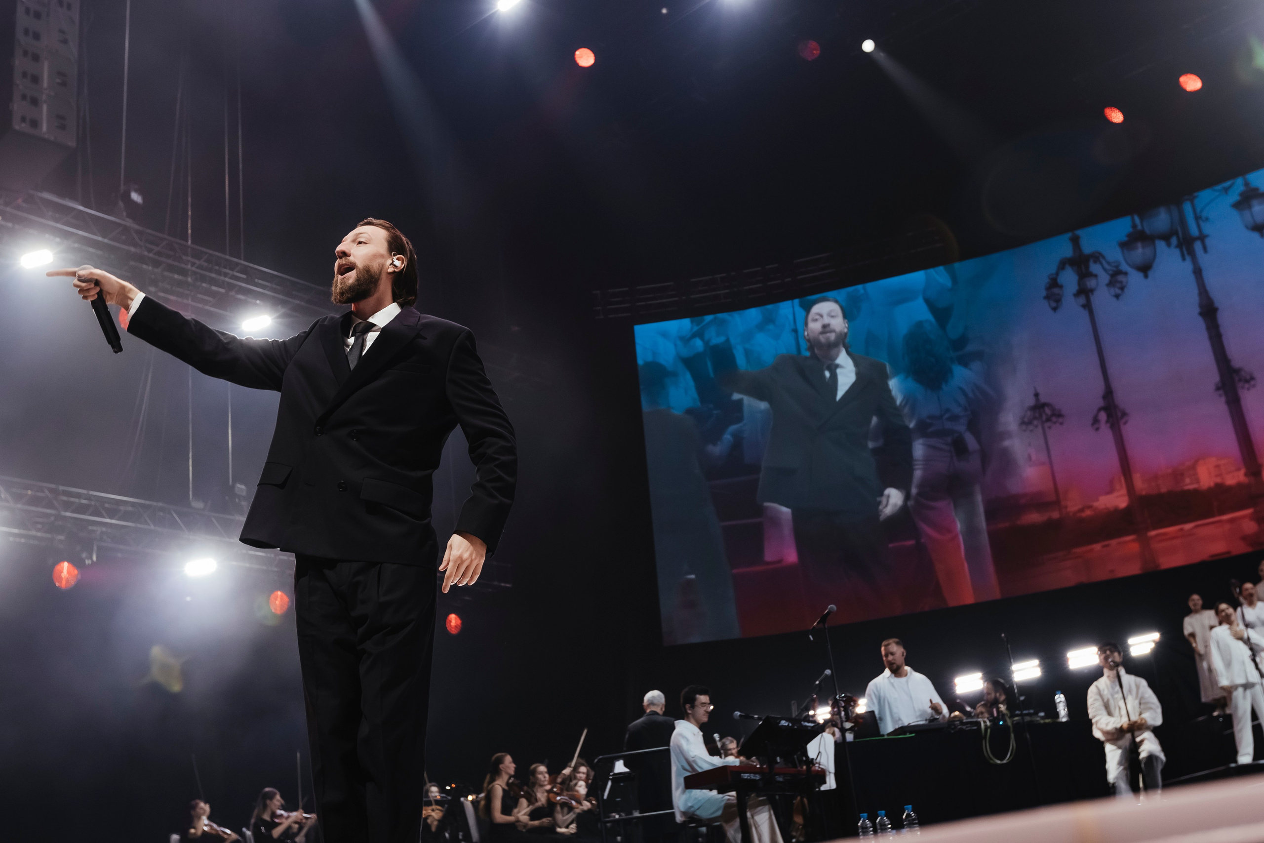Концерт L’ONE с хором и симфоническим оркестром в Live Арене 19 октября 2025. Репортажный, event, концертный и backstage фотограф из Москвы Виталий Кривцов