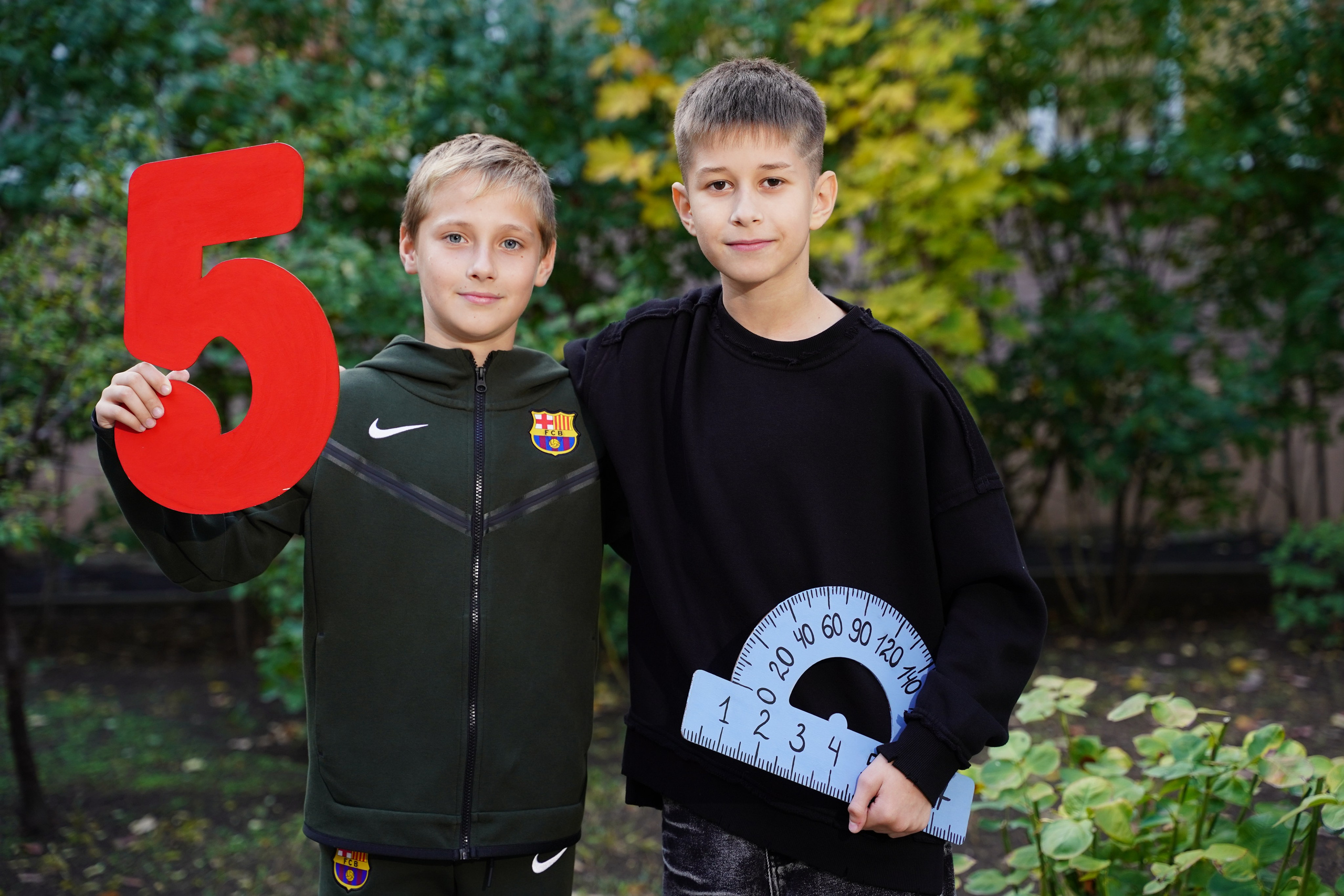 Фото с другом. MEMENTO.Выпускные альбомы, школьные, юбилейные и другие книги. Ростов-на-Дону