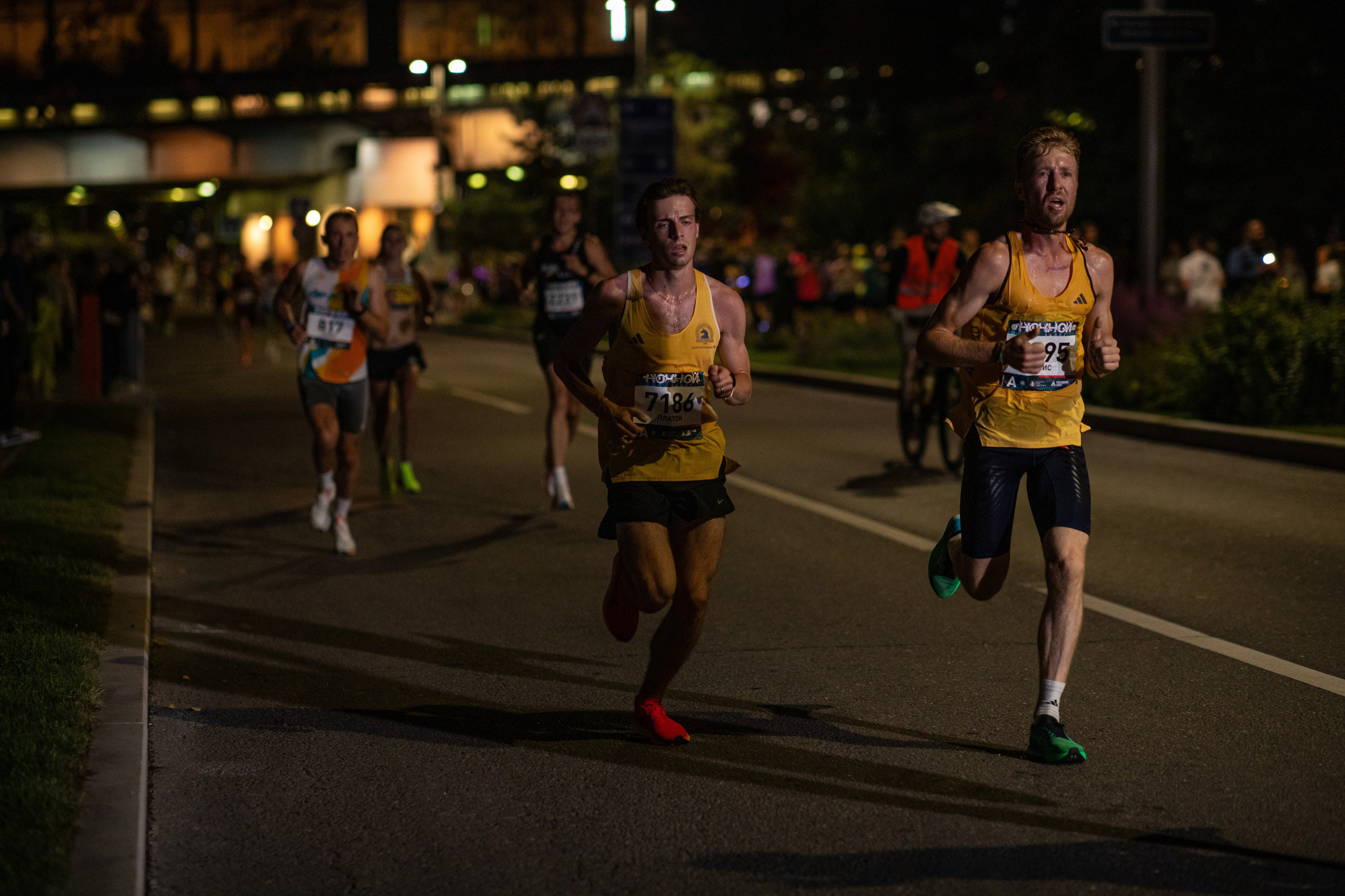 Ночной забег в ленте фотографий бегунов 03.08.24. Фотограф Сергей Ловкий