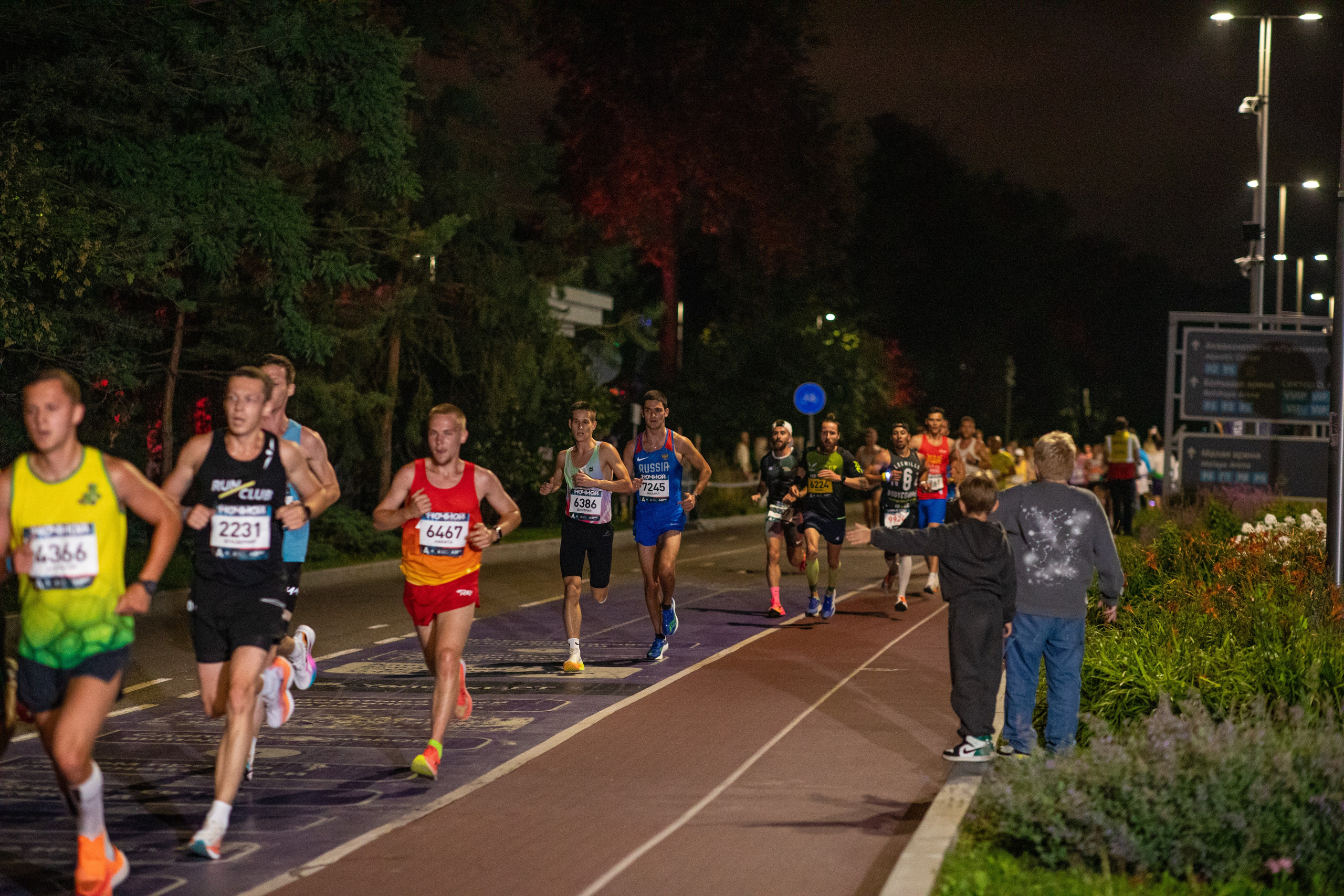 Ночной забег в ленте фотографий бегунов 03.08.24. Фотограф Сергей Ловкий